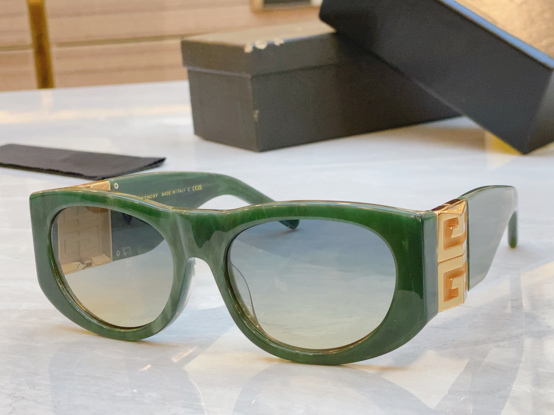 ，【GIVENCH*】纪梵*希新款太阳镜🕶️，MODEL：GV40028I，SIZE：56口18-127