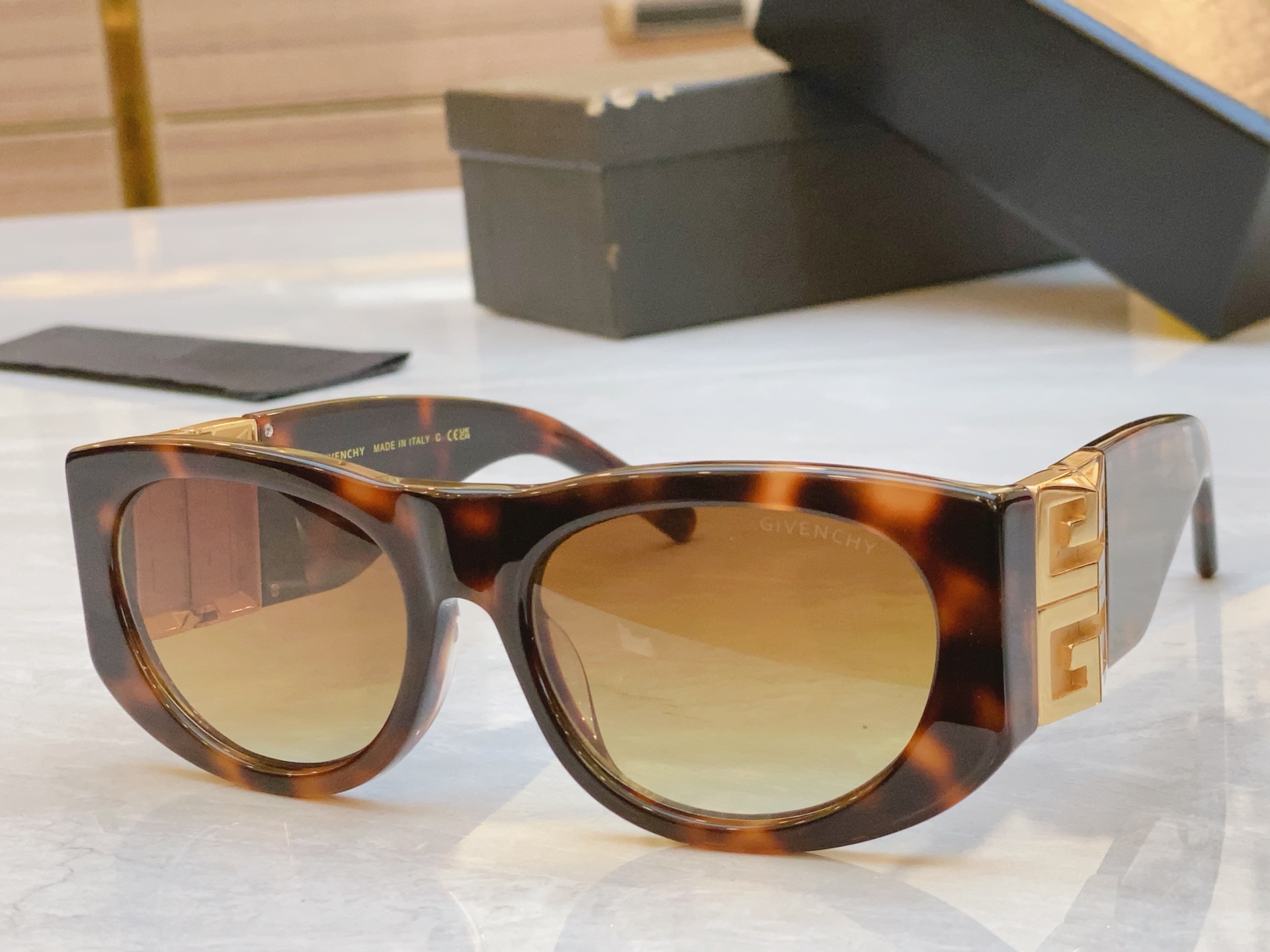 ，【GIVENCH*】纪梵*希新款太阳镜🕶️，MODEL：GV40028I，SIZE：56口18-127