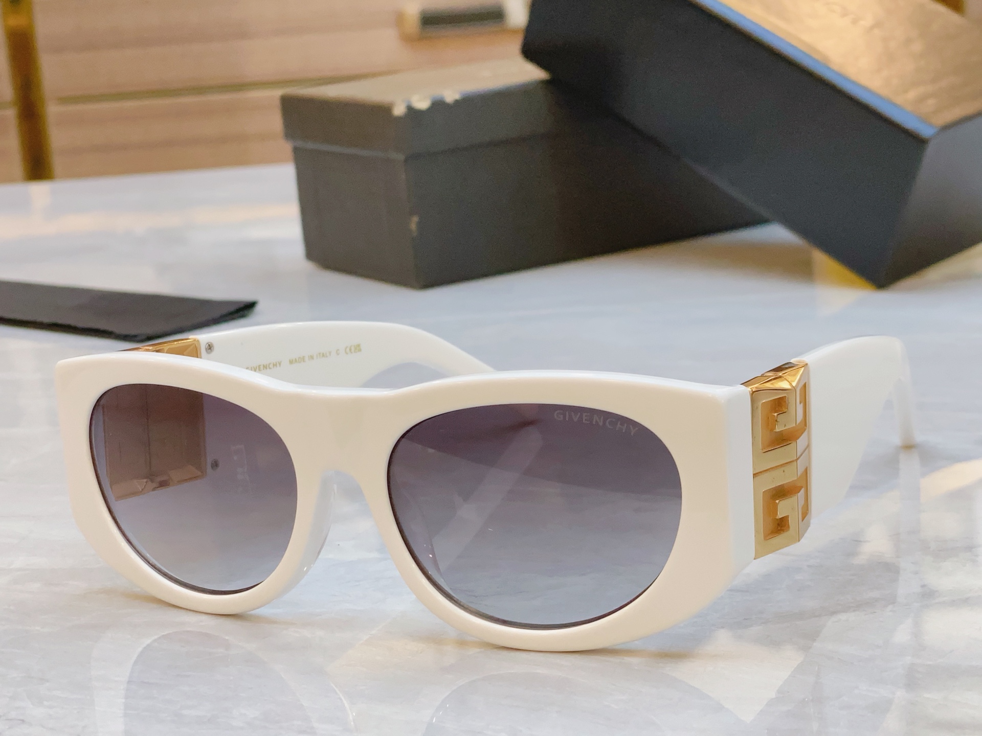 ，【GIVENCH*】纪梵*希新款太阳镜🕶️，MODEL：GV40028I，SIZE：56口18-127