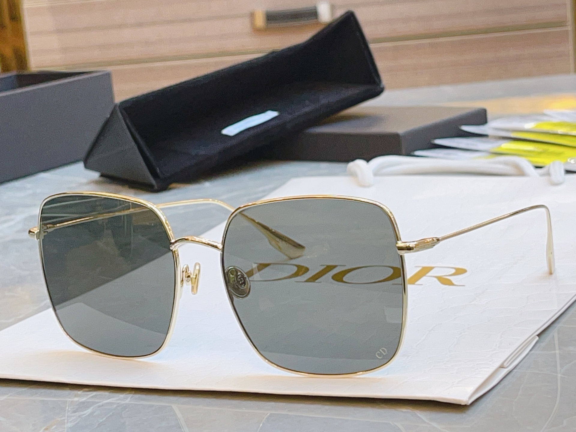 NO:363478,, The goddess Wang Likun, Guli Nazha The same style of the internet celebrity Xiaohongshu is super hot, original single barcode instruction manual, high-end quality [Dior] Dior (STELLAIRE) series Each lens has a laser independent code, the official website is full of fashion sense, airport fashion, the Dior home model is very high-end. Size: 59 mouth 18-145 glasses, sunglasses, sunglasses, glasses, dior, dior19860909,素颜女神王丽坤 古力娜扎 网红小红书同款齐色了 超级爆款,原单带条码说明书 市面高端品质【Dior】迪奥（STELLAIRE） 系列 每付镜片都有镭射独立编码,官网时尚感爆棚,机场时尚 ,戴的就是Dior家这款 实物很有高级感 size:59口18-145眼镜墨镜太阳镜,眼镜,dior,dior,glasses