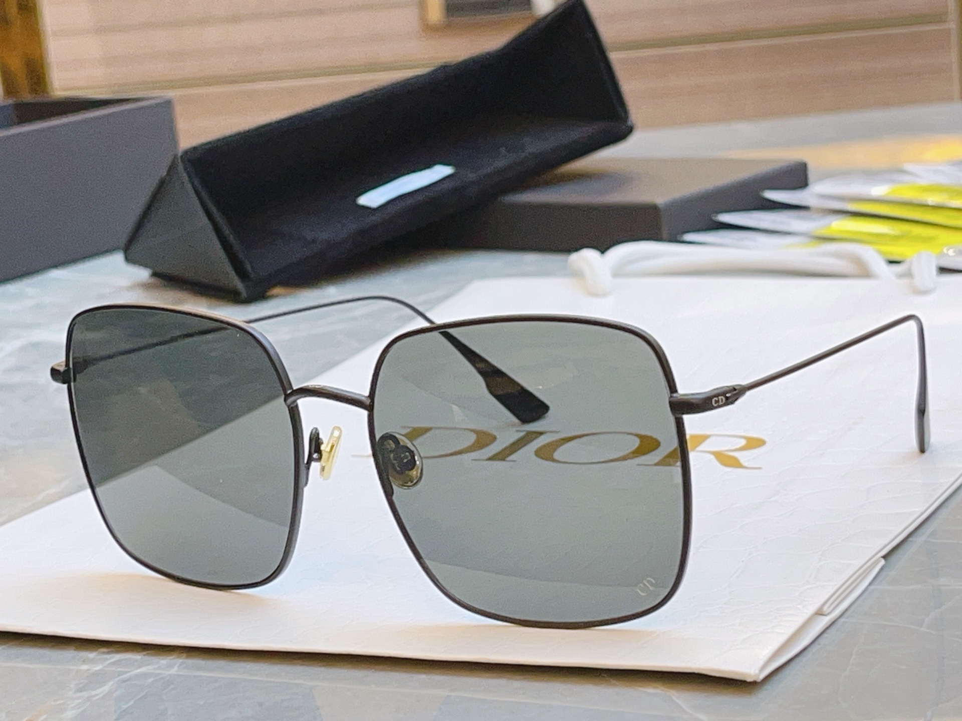 NO:348578,, The goddess Wang Likun, Guli Nazha The same style of the internet celebrity Xiaohongshu is super popular, original single barcode instruction manual, high-end quality [Dior] Dior (STELLAIRE) series Each lens has a laser independent code, the official website is full of fashion sense, airport fashion, the Dior home model is very high-end. Size: 59-mouth 18-glasses, sunglasses, glasses, dior, dior19860909,素颜女神王丽坤 古力娜扎 网红小红书同款齐色了 超级爆款,原单带条码说明书 市面高端品质【Dior】迪奥（STELLAIRE） 系列 每付镜片都有镭射独立编码,官网时尚感爆棚,机场时尚 ,戴的就是Dior家这款 实物很有高级感 size:59口18-眼镜墨镜太阳镜,眼镜,dior,dior,glasses