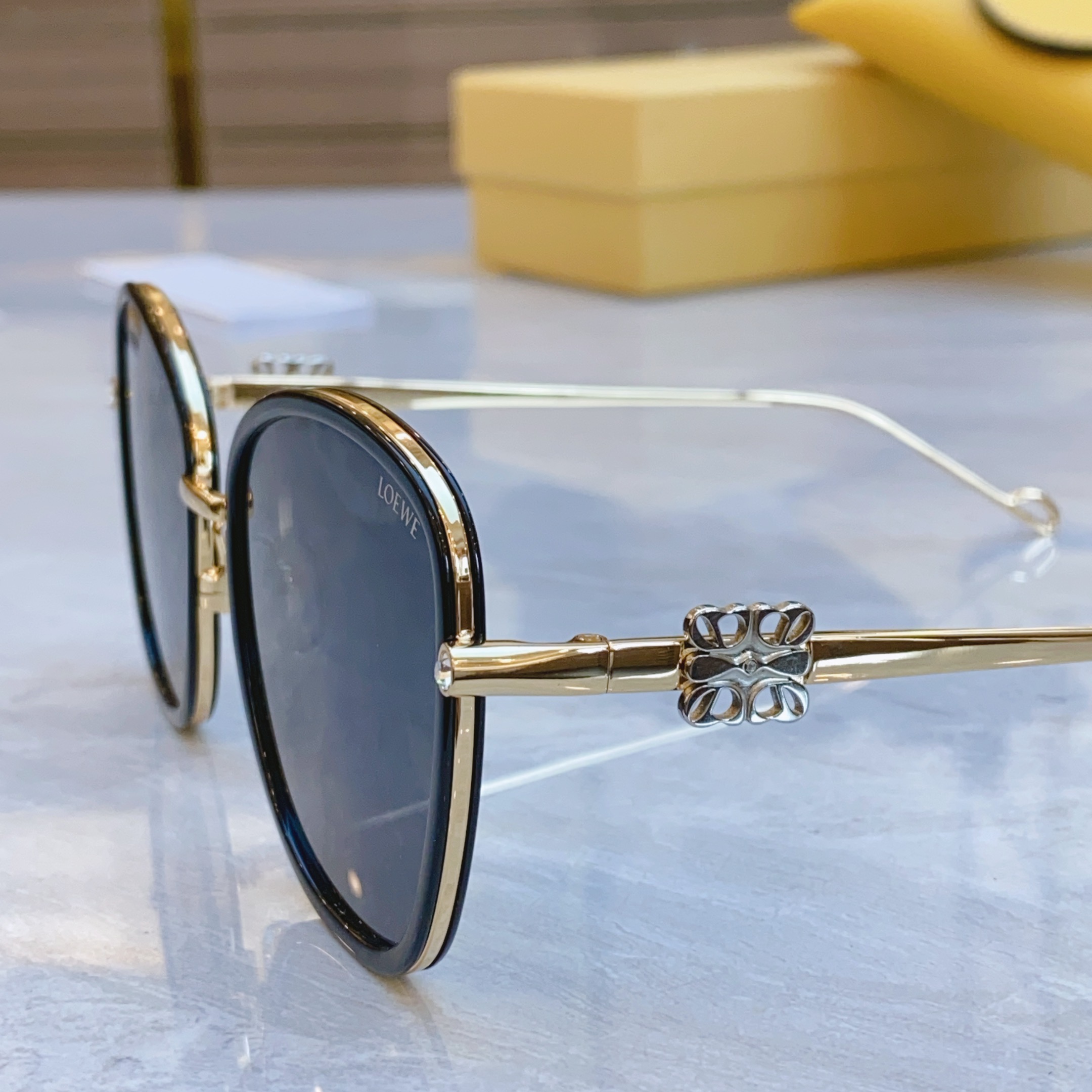 ，【LOEW*】罗意*威新款太阳镜，
MODEL：LW5079S，SIZE：54口21-142