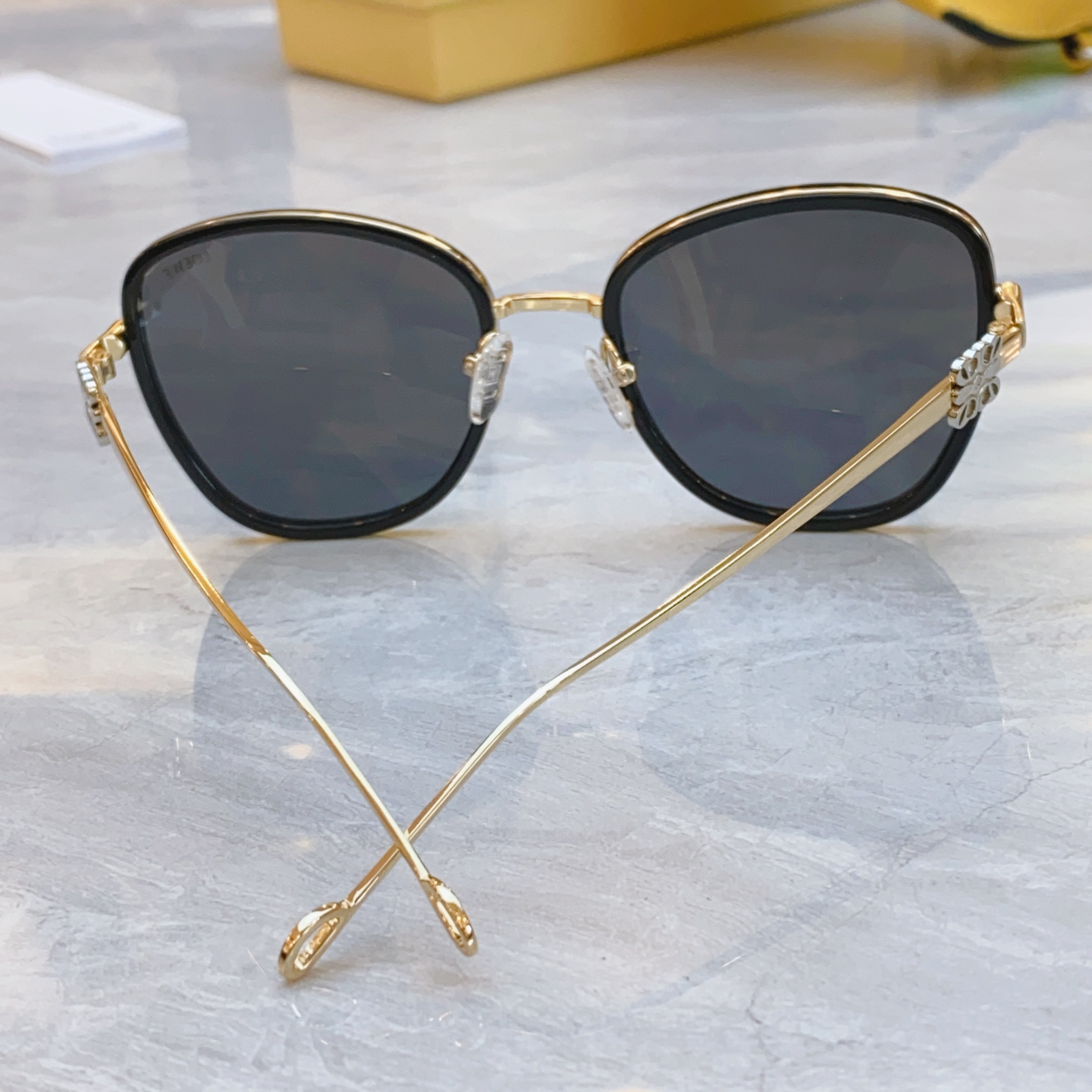 ，【LOEW*】罗意*威新款太阳镜，
MODEL：LW5079S，SIZE：54口21-142