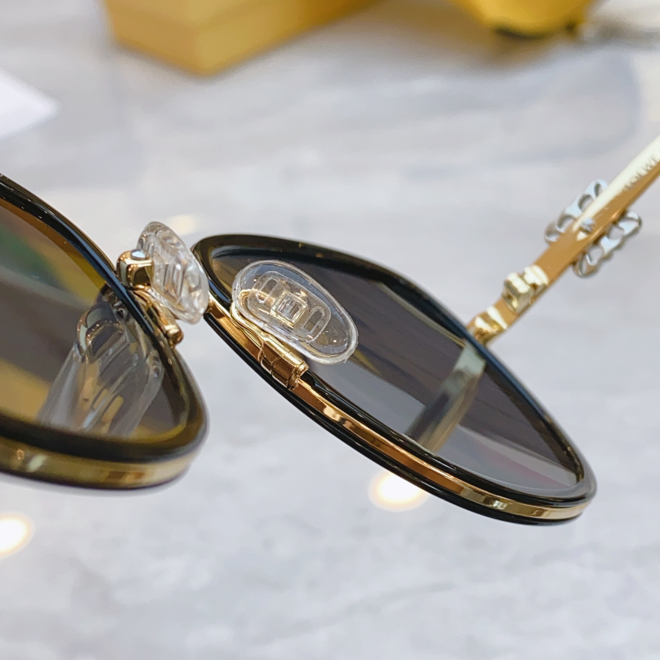 ，【LOEW*】罗意*威新款太阳镜，
MODEL：LW5079S，SIZE：54口21-142