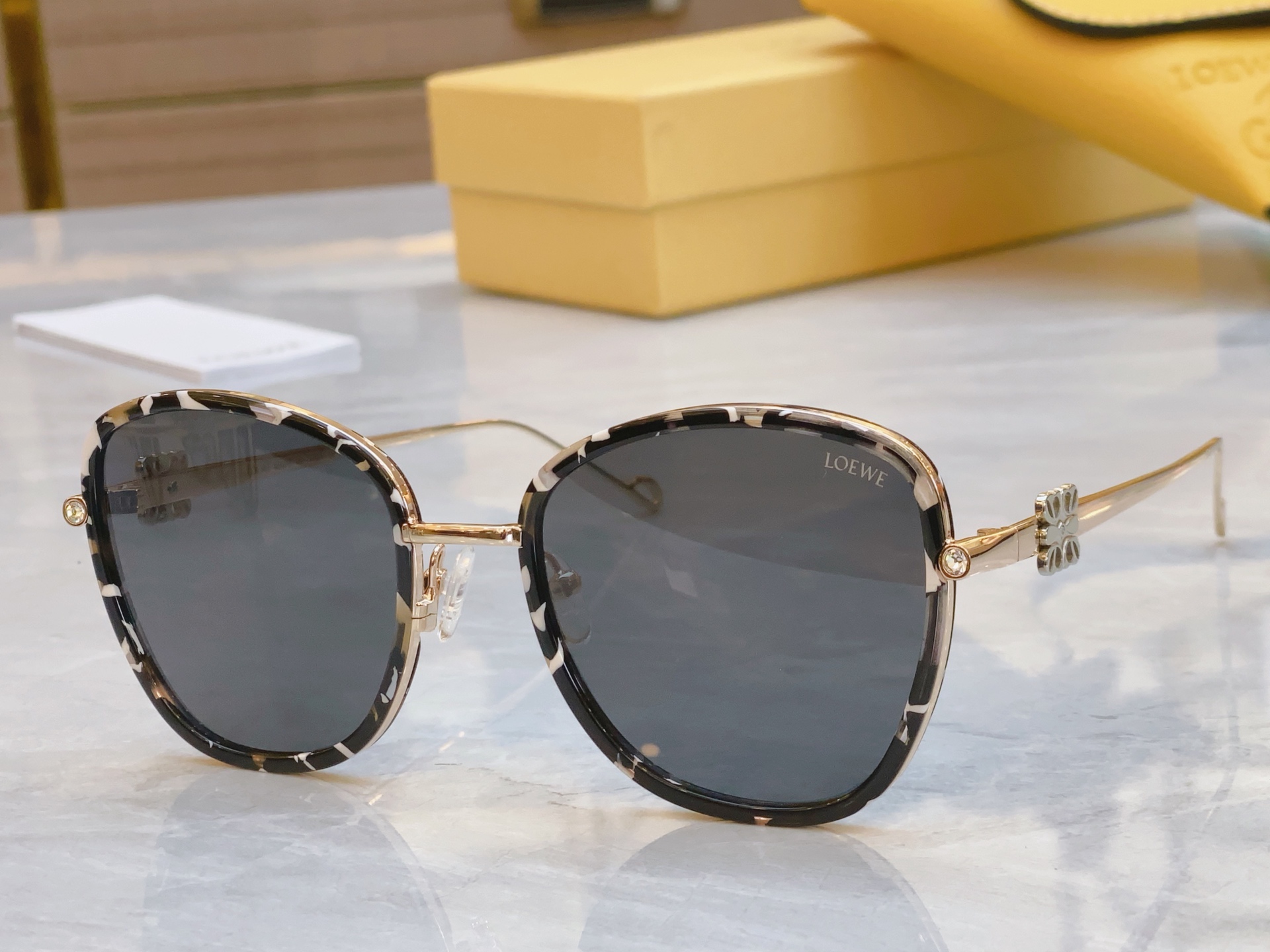 ，【LOEW*】罗意*威新款太阳镜，
MODEL：LW5079S，SIZE：54口21-142