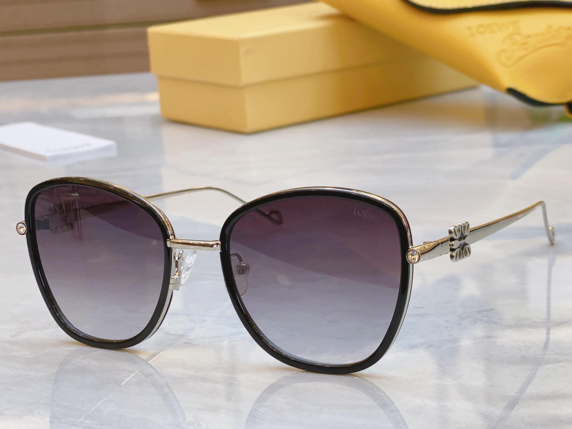 ，【LOEW*】罗意*威新款太阳镜，
MODEL：LW5079S，SIZE：54口21-142