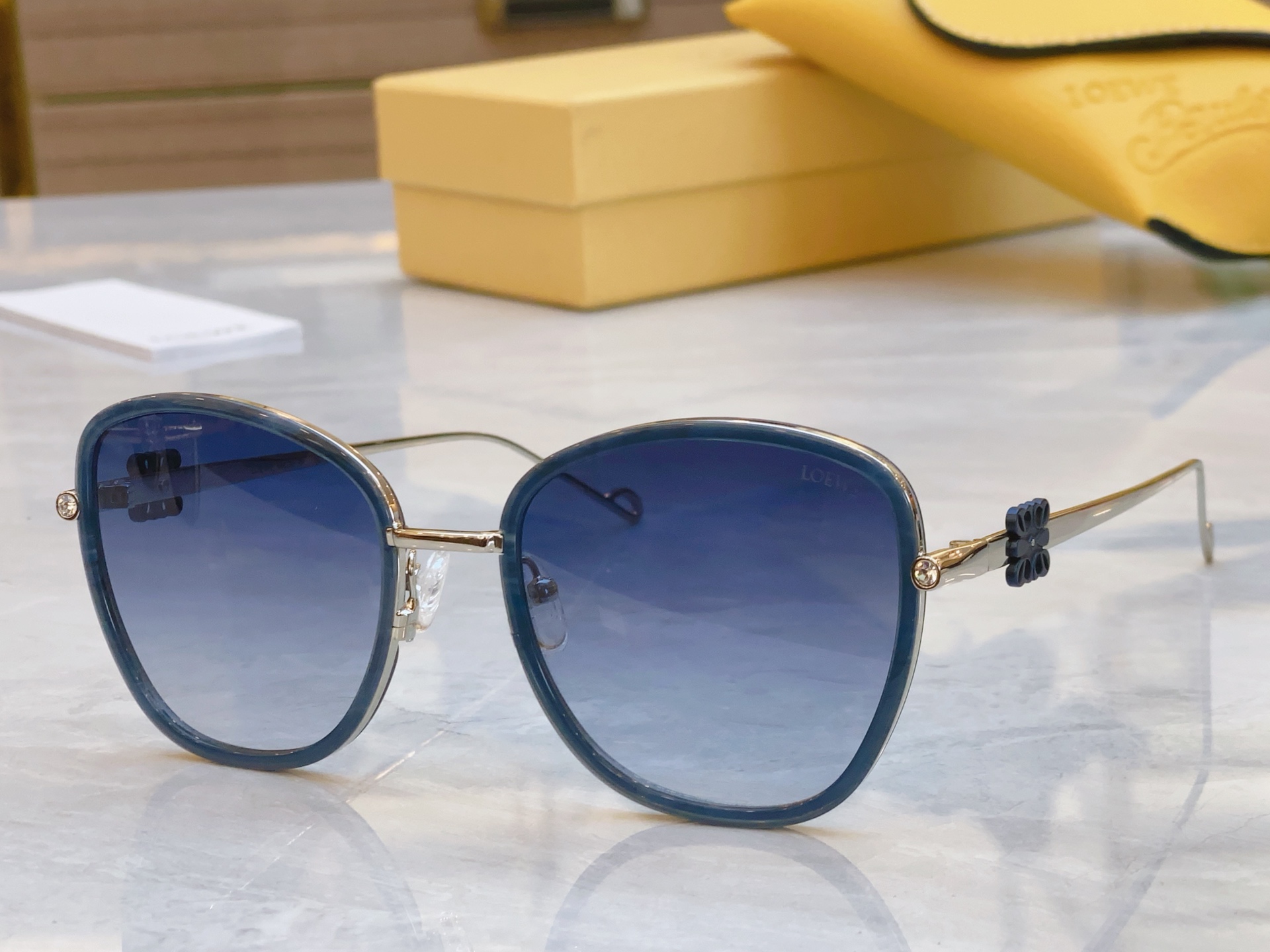 ，【LOEW*】罗意*威新款太阳镜，
MODEL：LW5079S，SIZE：54口21-142
