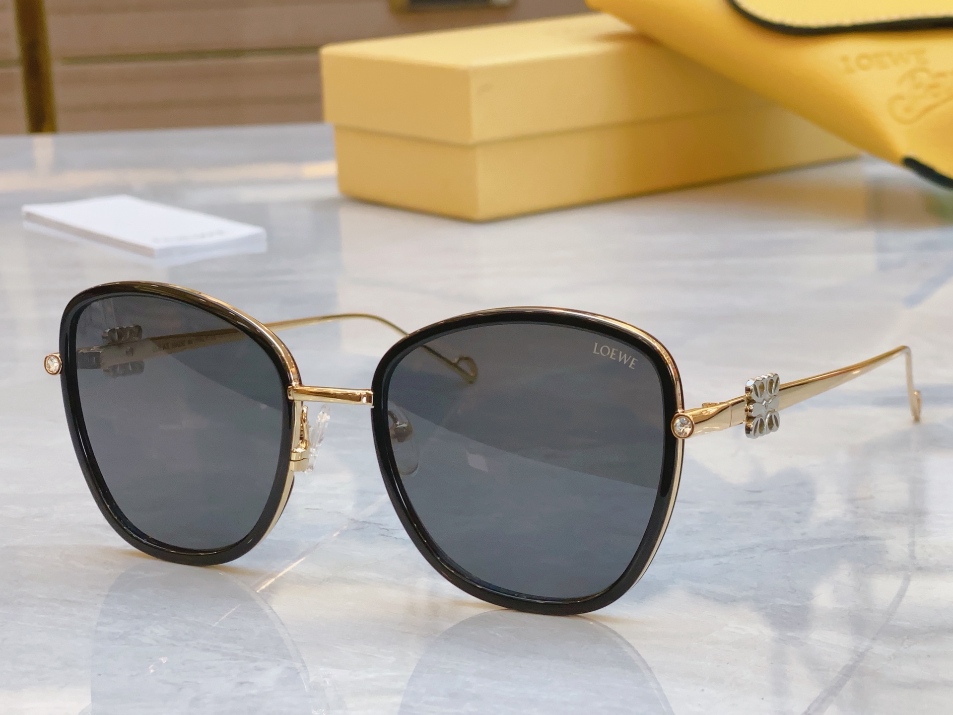 ，【LOEW*】罗意*威新款太阳镜，
MODEL：LW5079S，SIZE：54口21-142