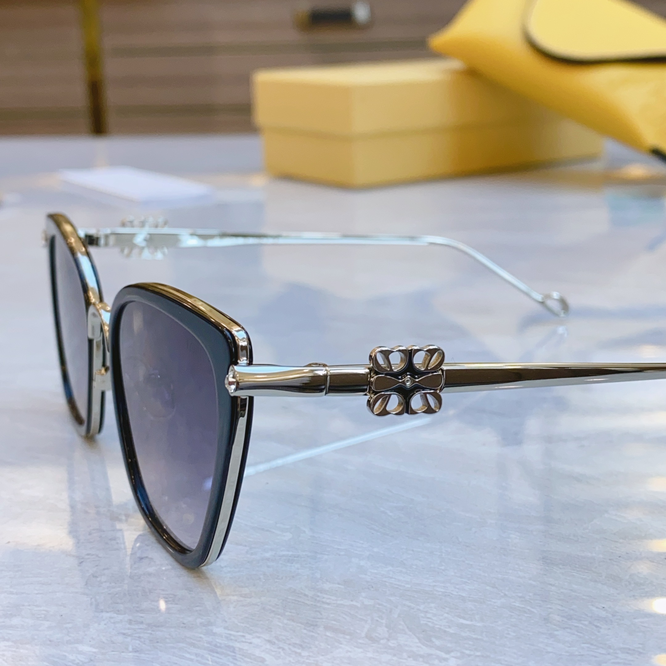 ，【LOEW*】罗意*威新款太阳镜，
MODEL：LW5077S，SIZE：50口20-142