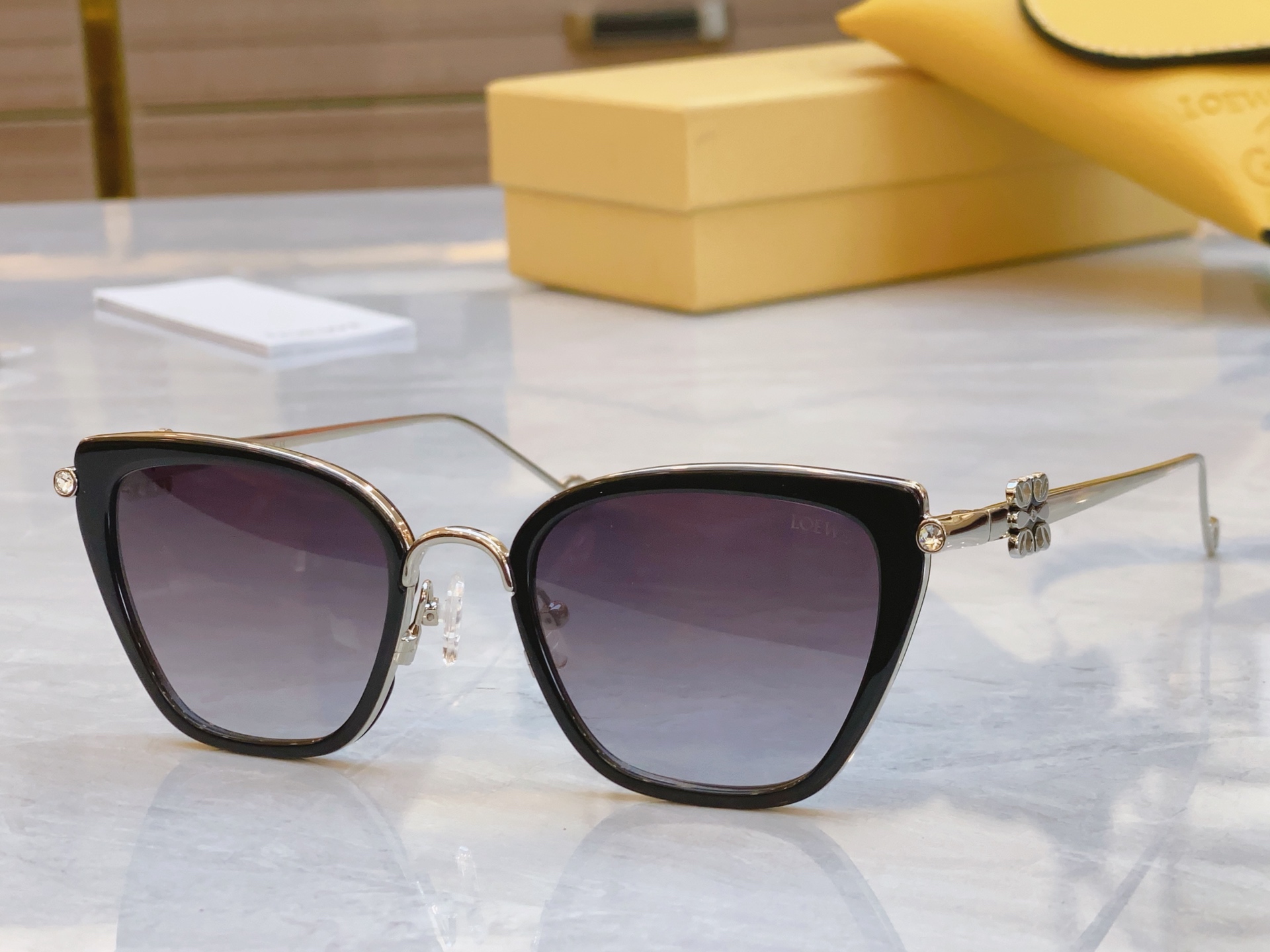 ，【LOEW*】罗意*威新款太阳镜，
MODEL：LW5077S，SIZE：50口20-142