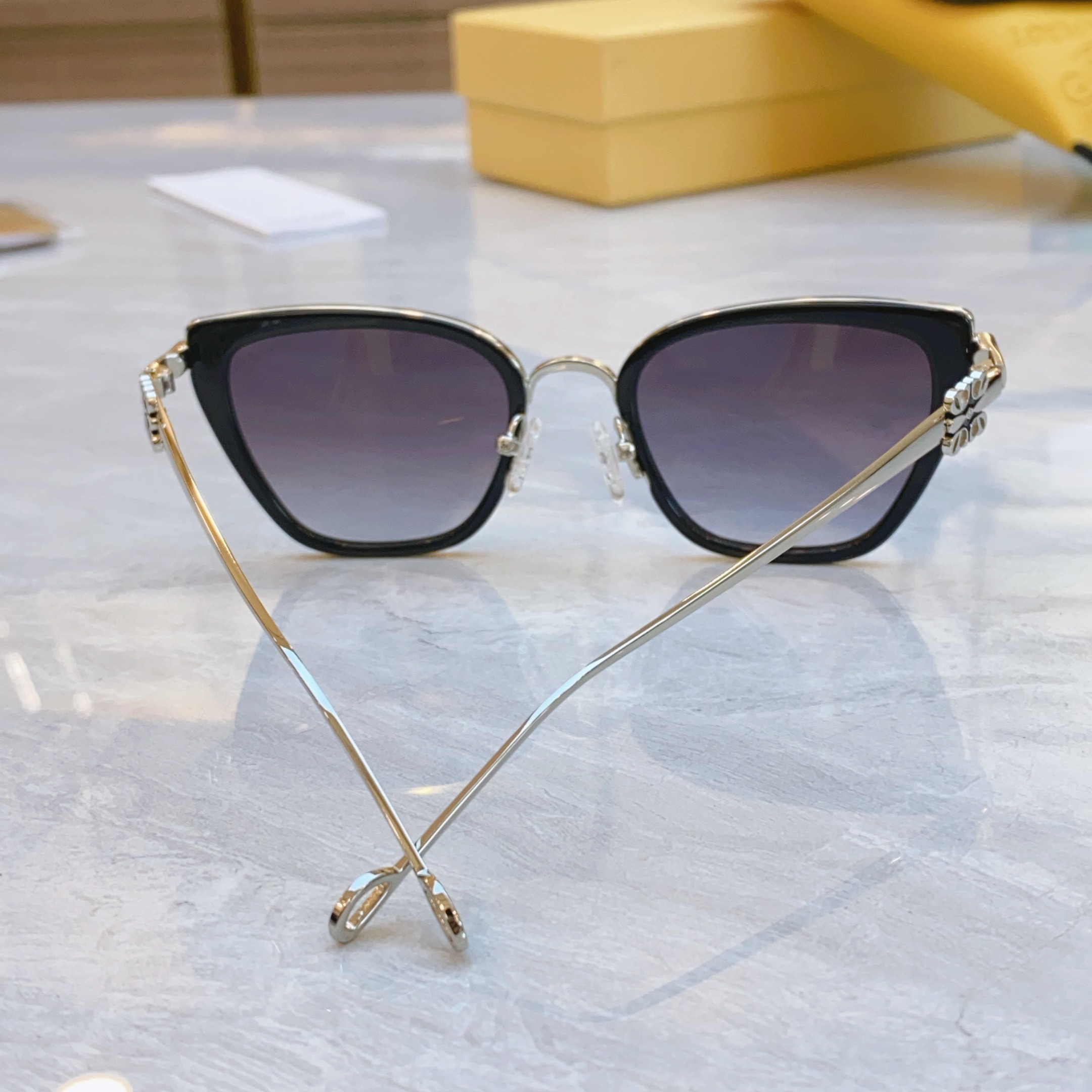 ，【LOEW*】罗意*威新款太阳镜，
MODEL：LW5077S，SIZE：50口20-142