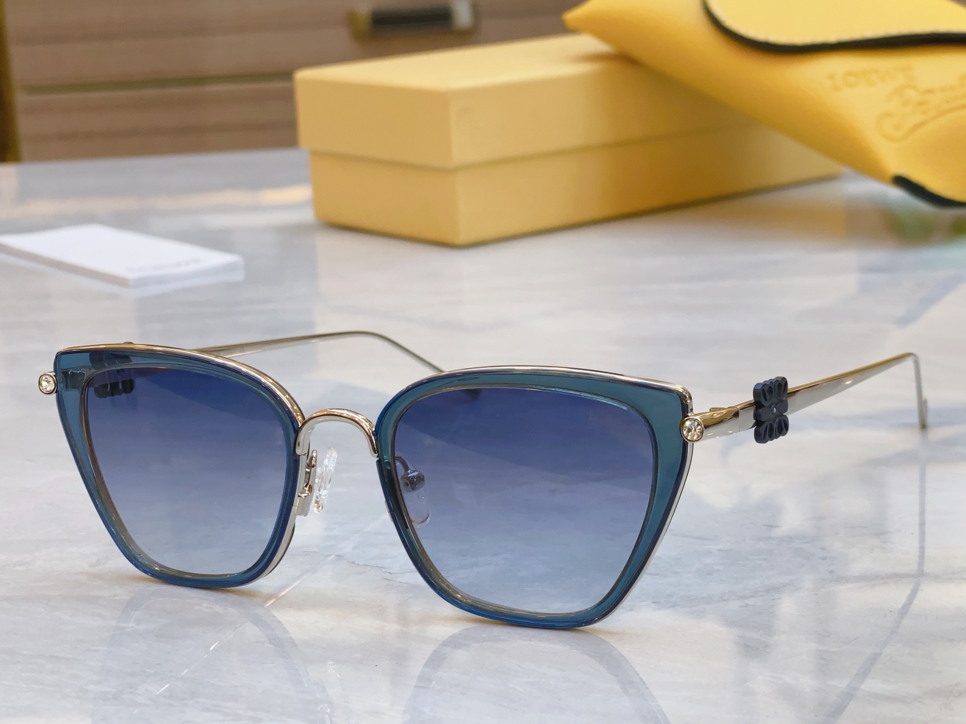 ，【LOEW*】罗意*威新款太阳镜，
MODEL：LW5077S，SIZE：50口20-142