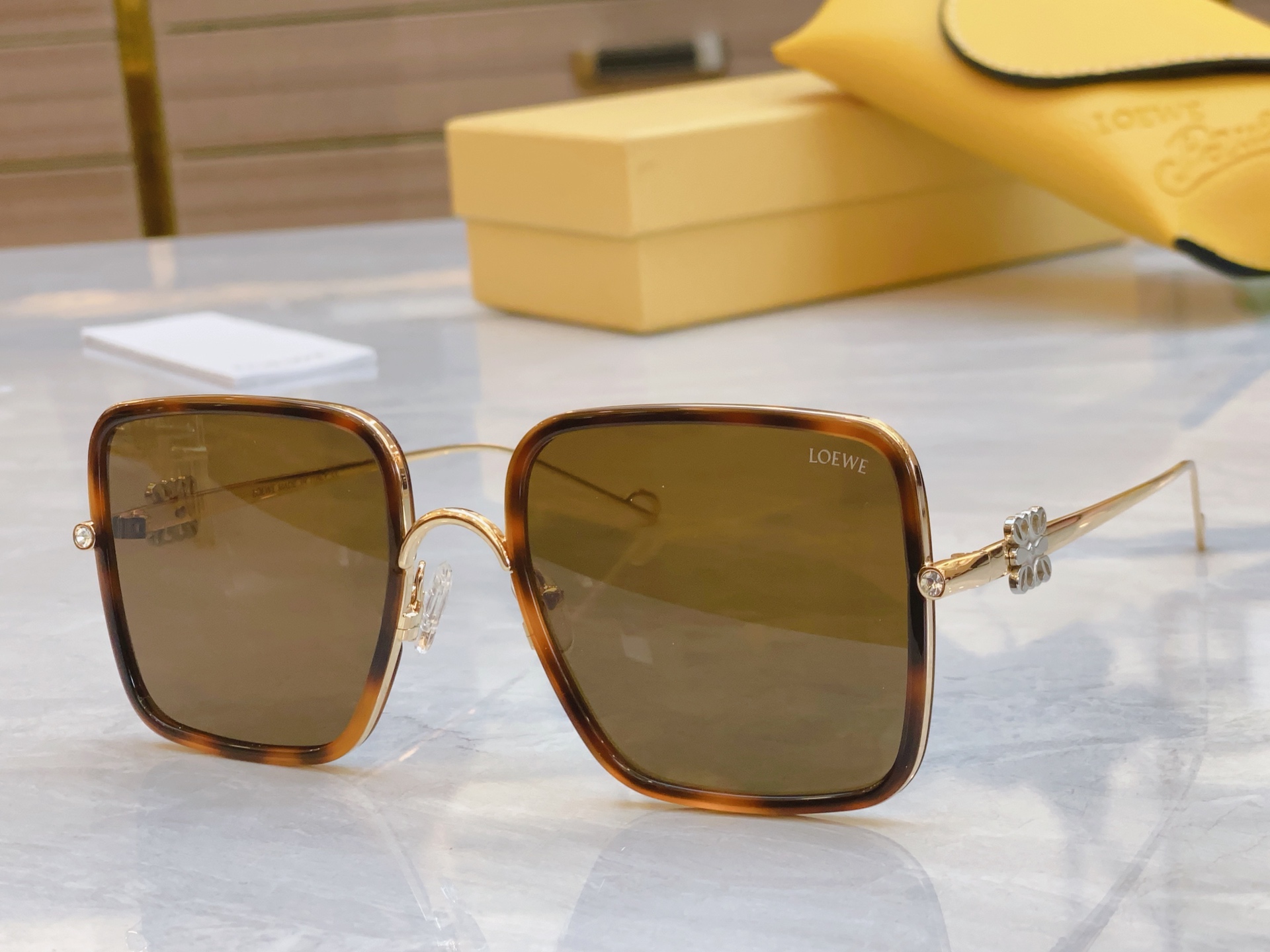 ，【LOEW*】罗意*威新款太阳镜，
MODEL：LW5089S，SIZE：57口20-142