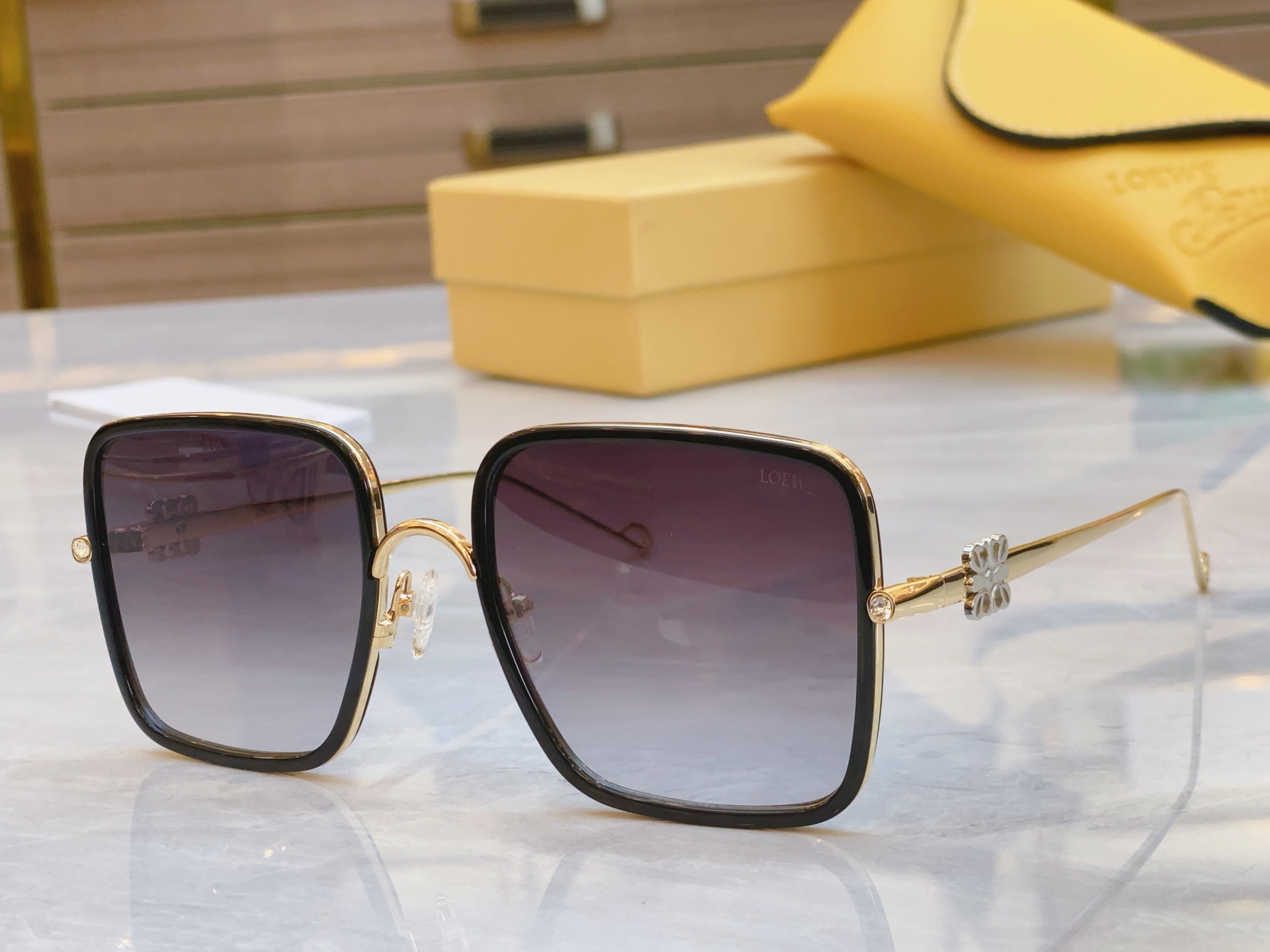 ，【LOEW*】罗意*威新款太阳镜，
MODEL：LW5089S，SIZE：57口20-142
