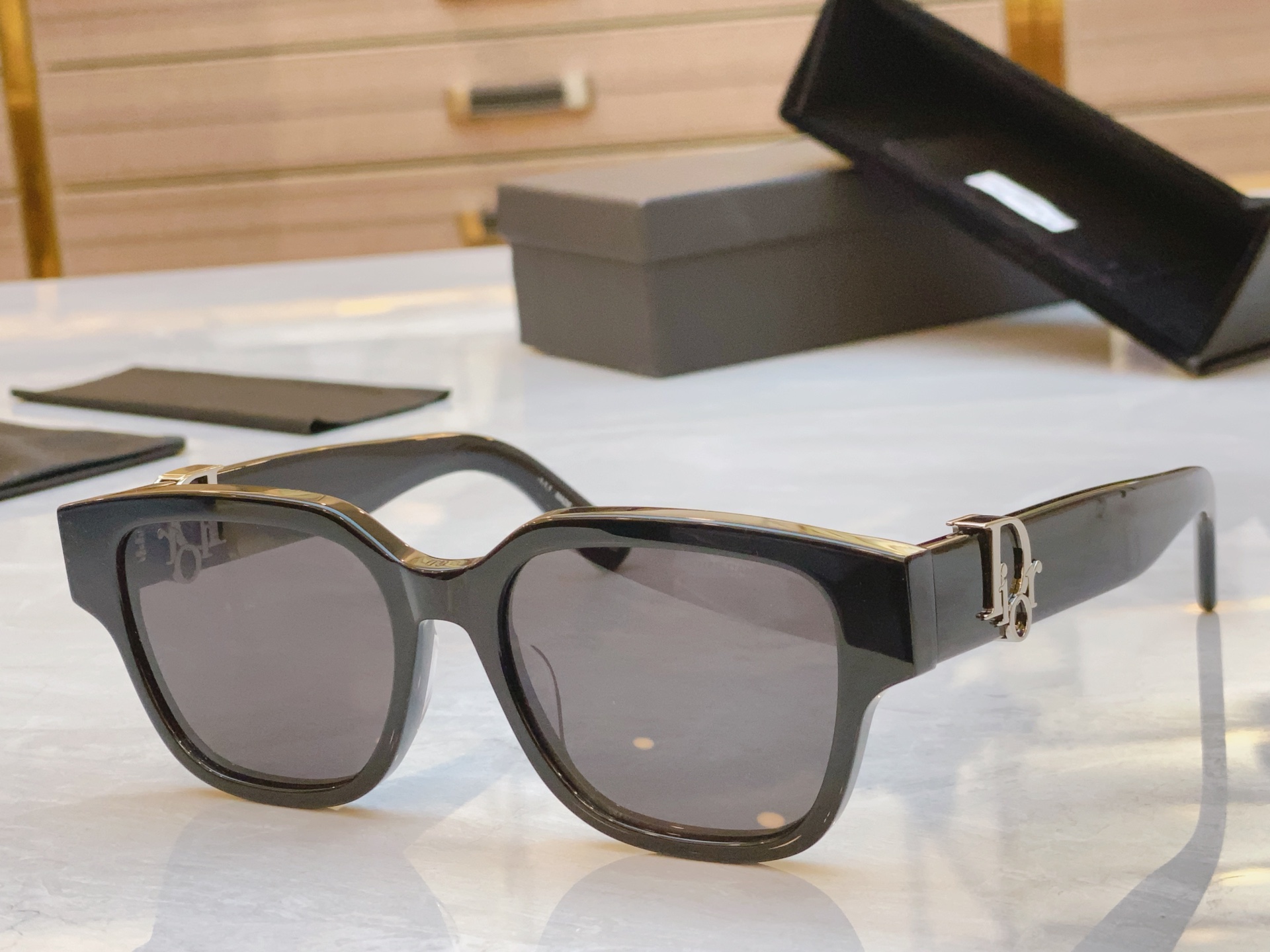 ，【DIO* 】迪*奥新款太阳镜，
MODEL：DIOR Oblique S1F，SIZE：54口18-