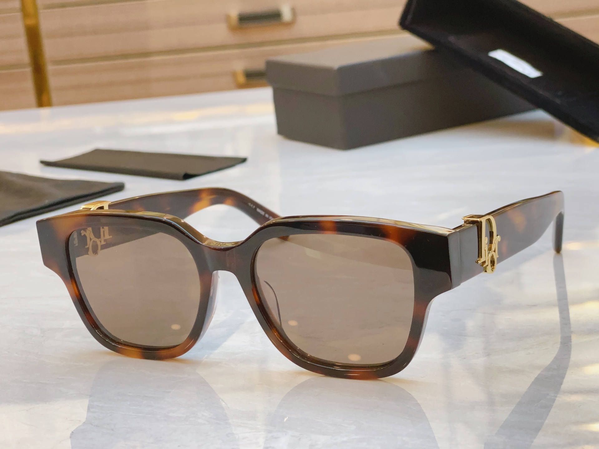 ，【DIO* 】迪*奥新款太阳镜，
MODEL：DIOR Oblique S1F，SIZE：54口18-