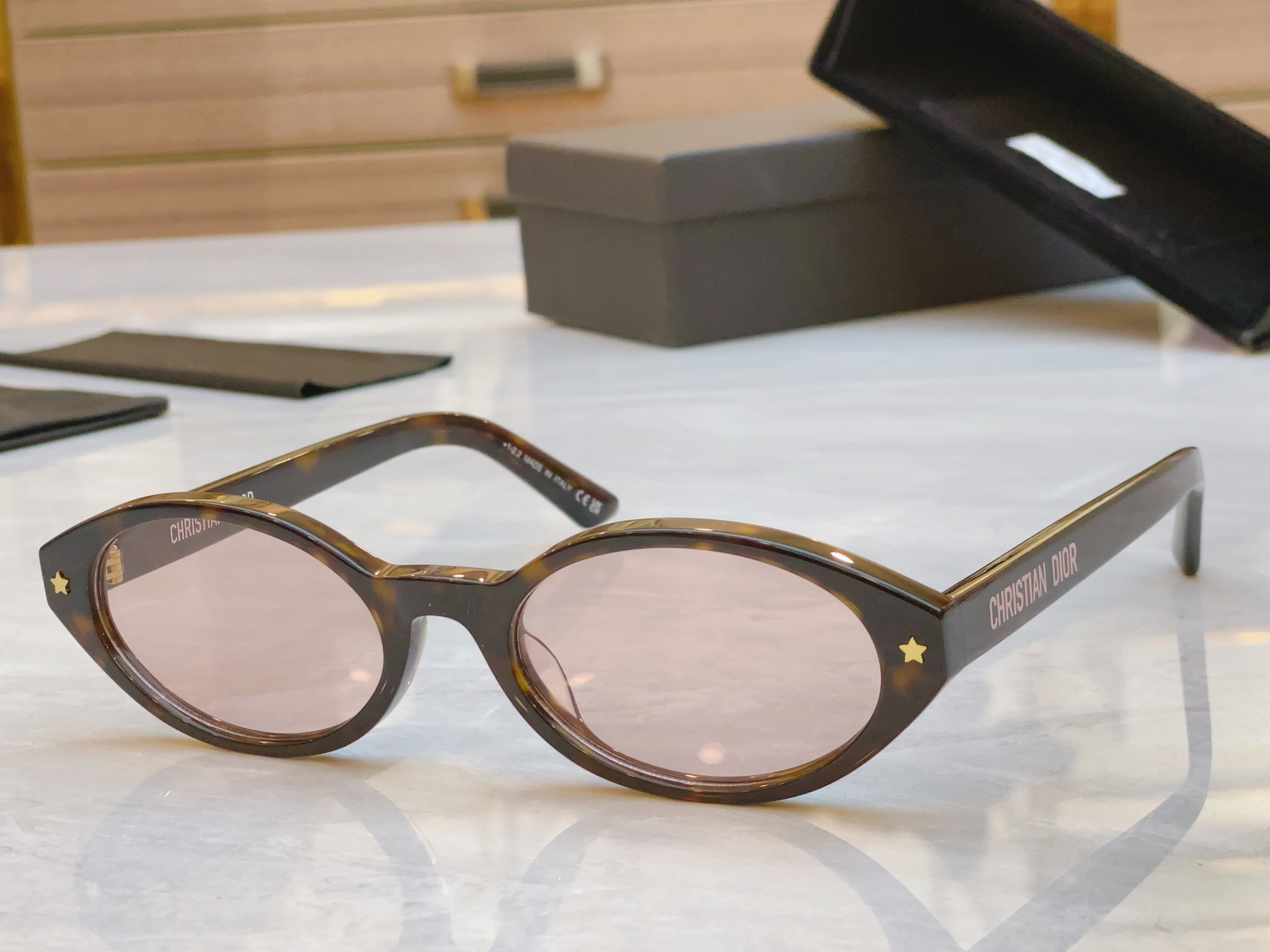 ，【DIO* 】迪*奥新款太阳镜，
MODEL：DiorPacific R1l，SIZE：54口18-1
