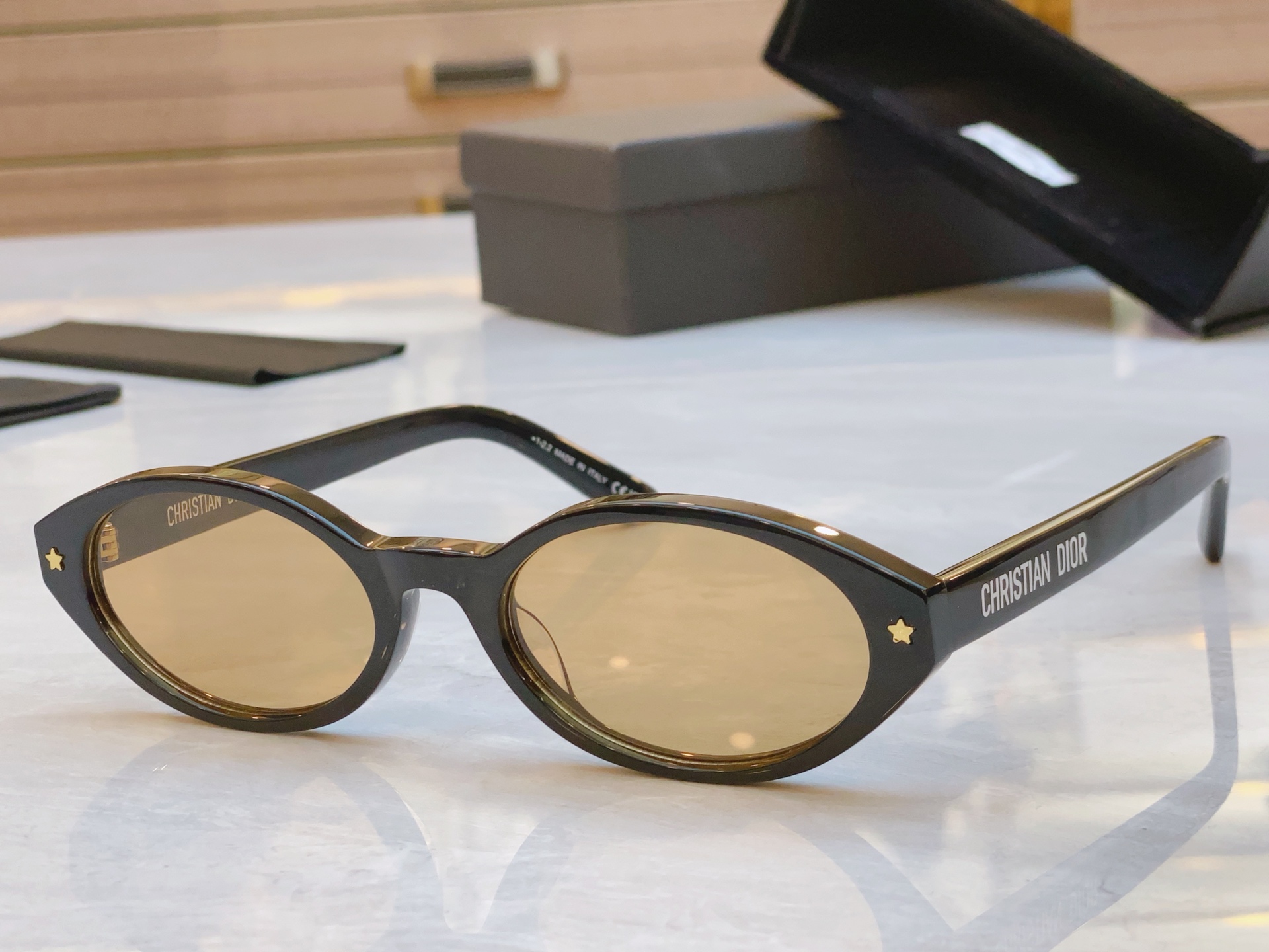 ，【DIO* 】迪*奥新款太阳镜，
MODEL：DiorPacific R1l，SIZE：54口18-1