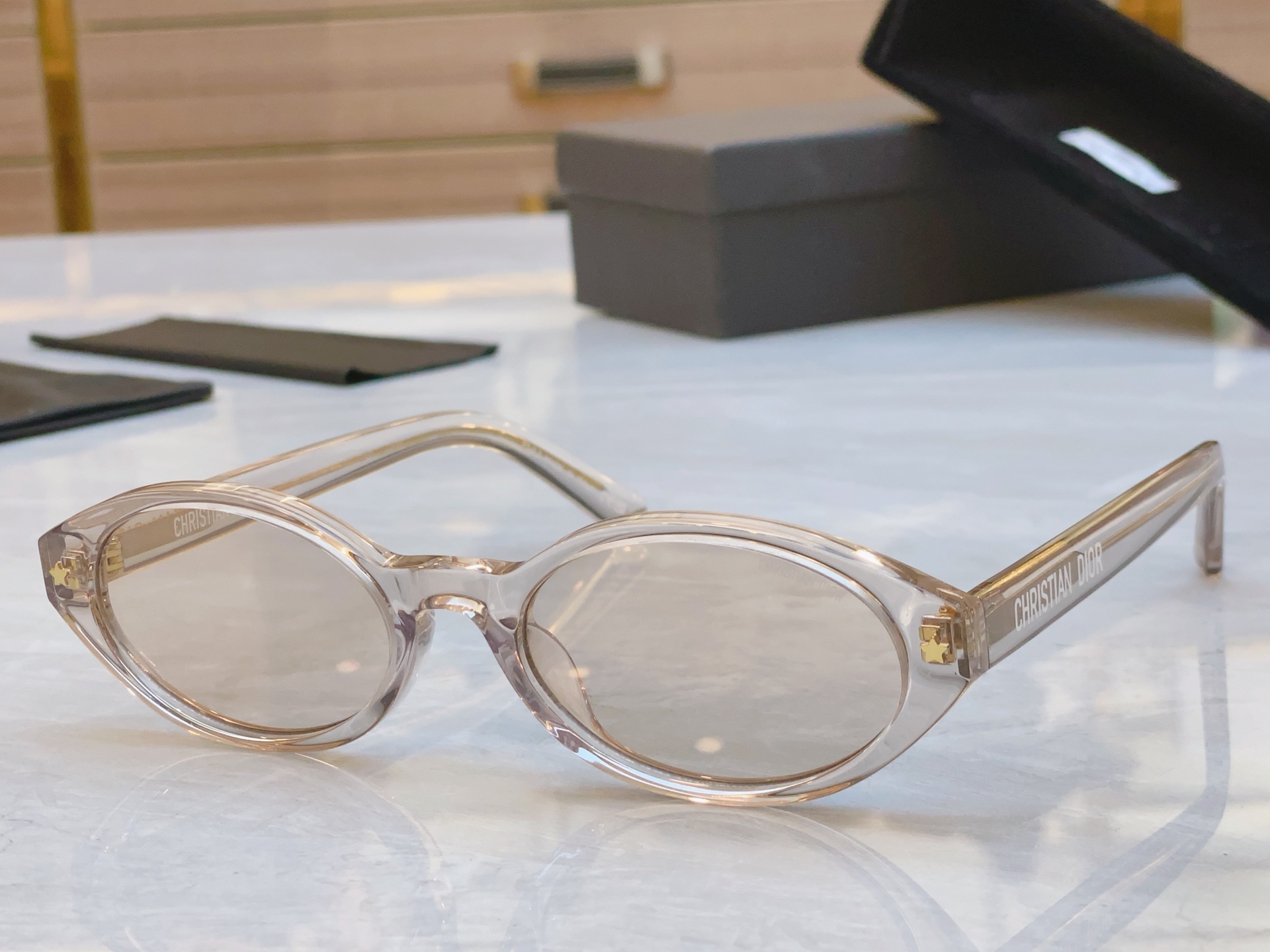，【DIO* 】迪*奥新款太阳镜，
MODEL：DiorPacific R1l，SIZE：54口18-1