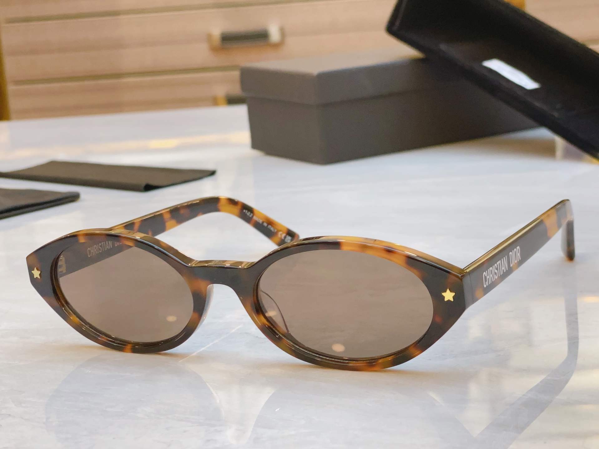 ，【DIO* 】迪*奥新款太阳镜，
MODEL：DiorPacific R1l，SIZE：54口18-1