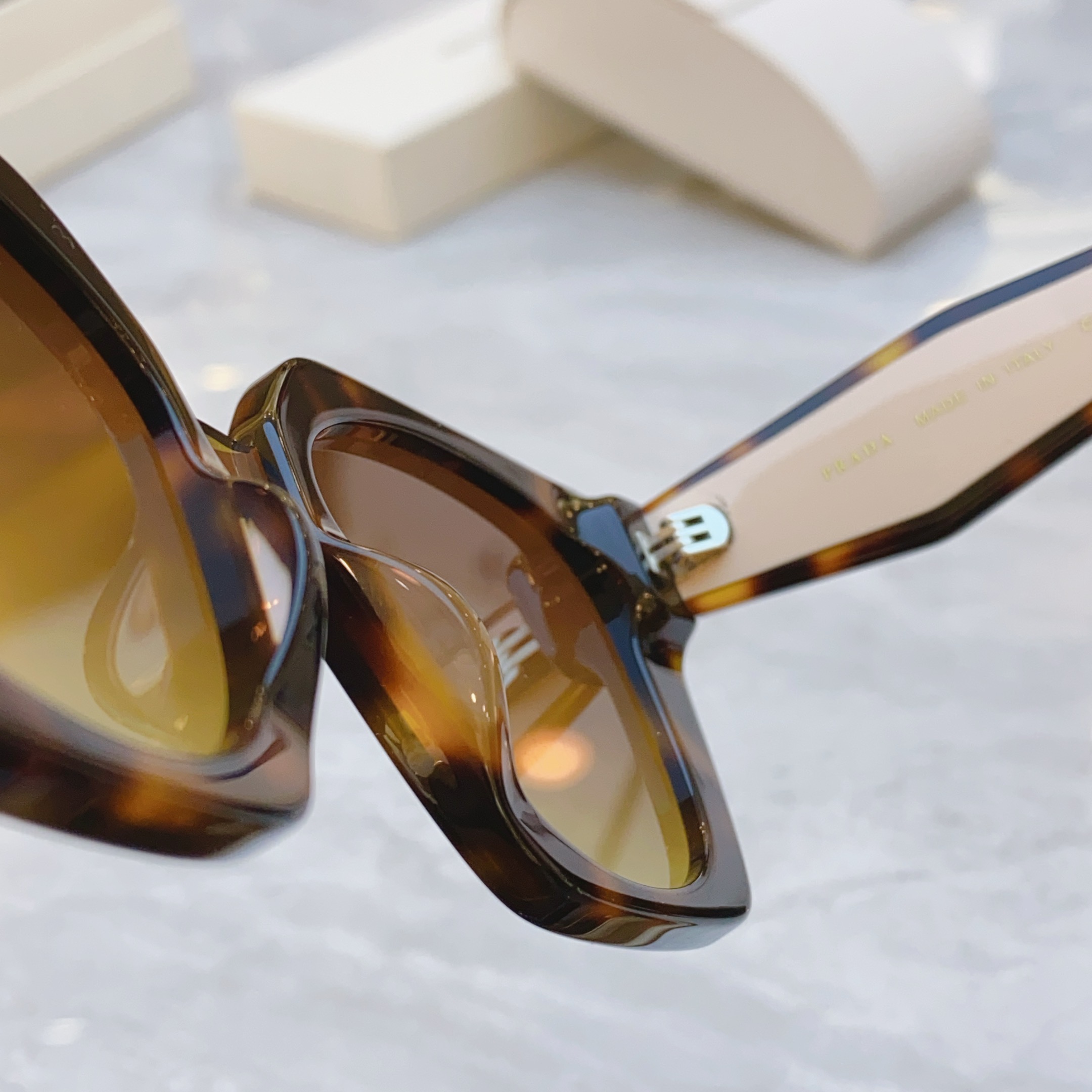 ，【PRAD*】普拉*达新款太阳镜，MODEL：PR 205VS，SIZE：55口21-145