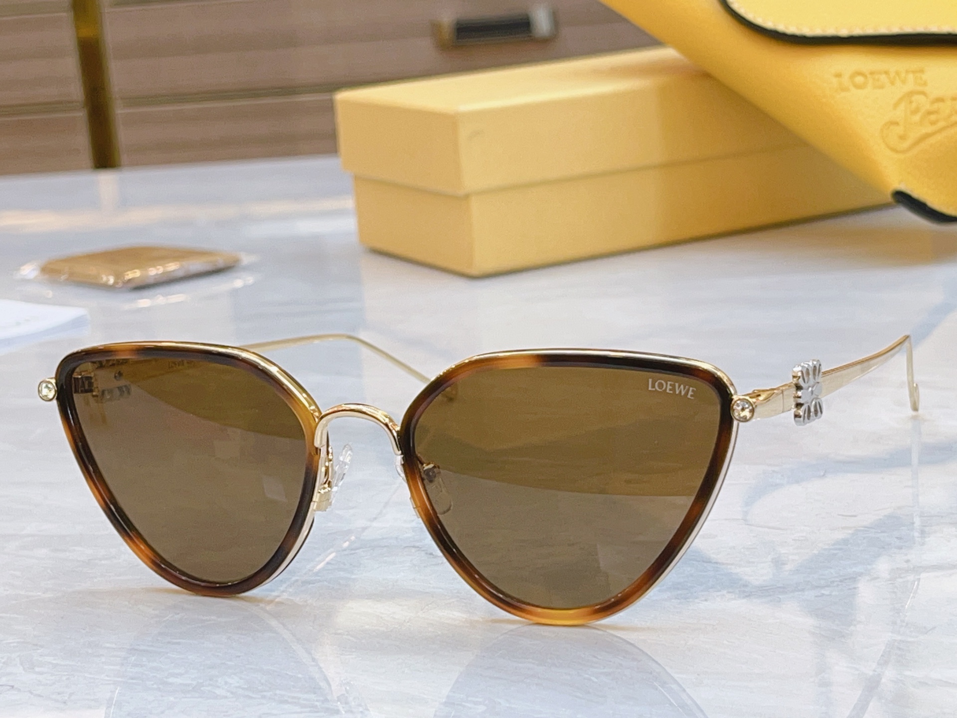 ，【LOEW*】罗意*威新款太阳镜，
MODEL：LW5078S，SIZE：54口21-142
