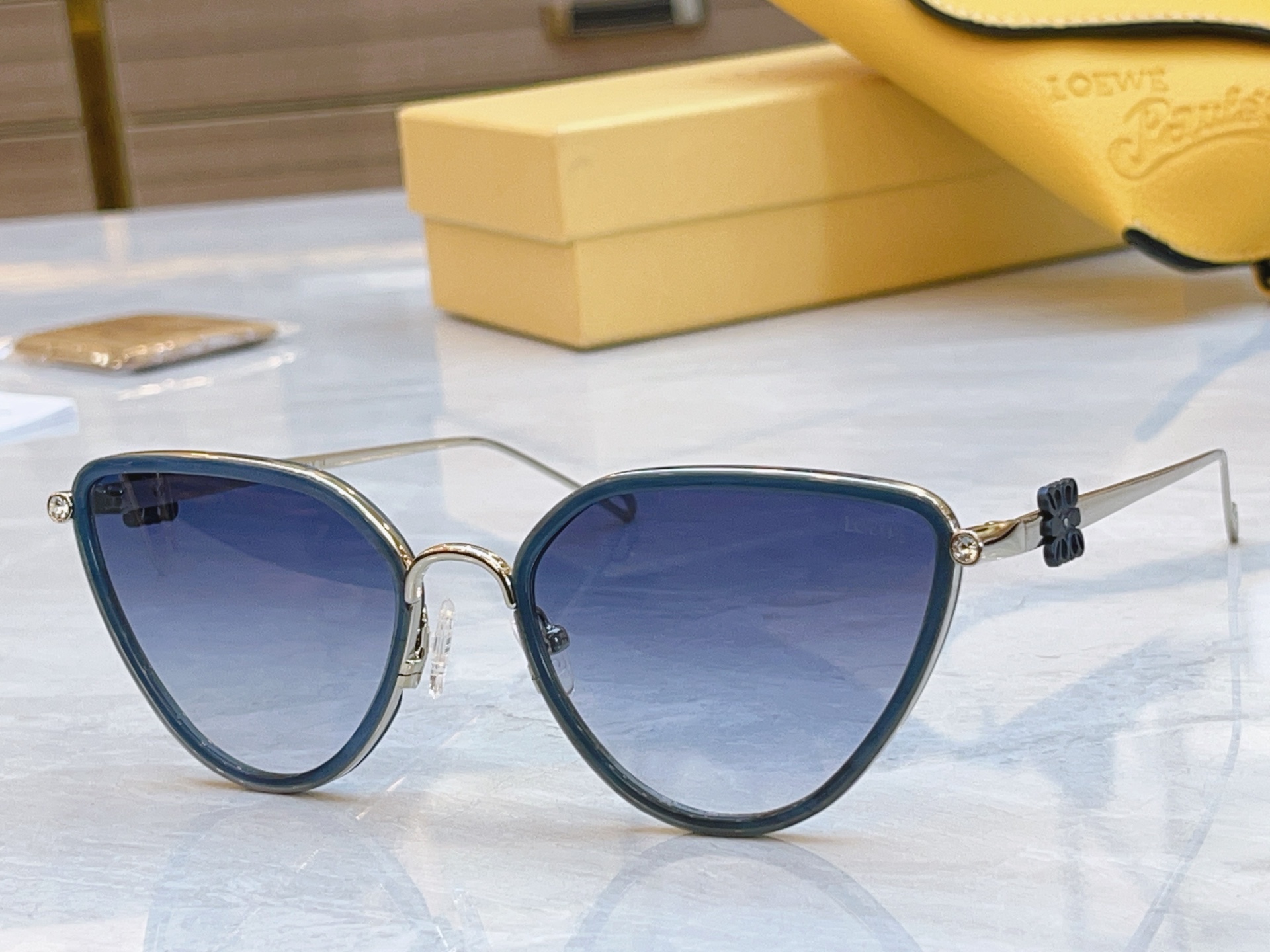 ，【LOEW*】罗意*威新款太阳镜，
MODEL：LW5078S，SIZE：54口21-142