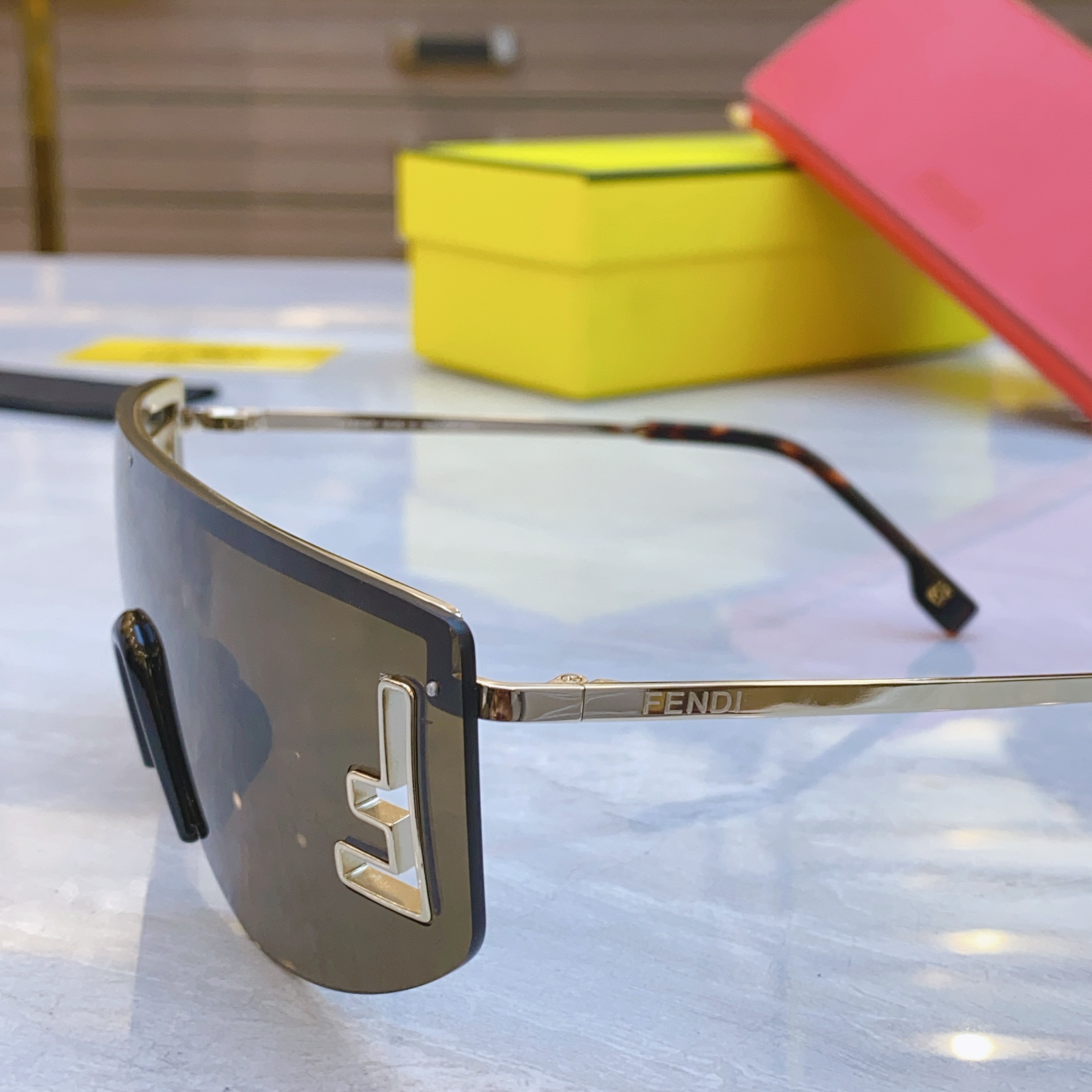 ，【FEN*】芬*迪新款太阳镜🕶️，
MODEL：FE40168U，SIZE：145口0-143