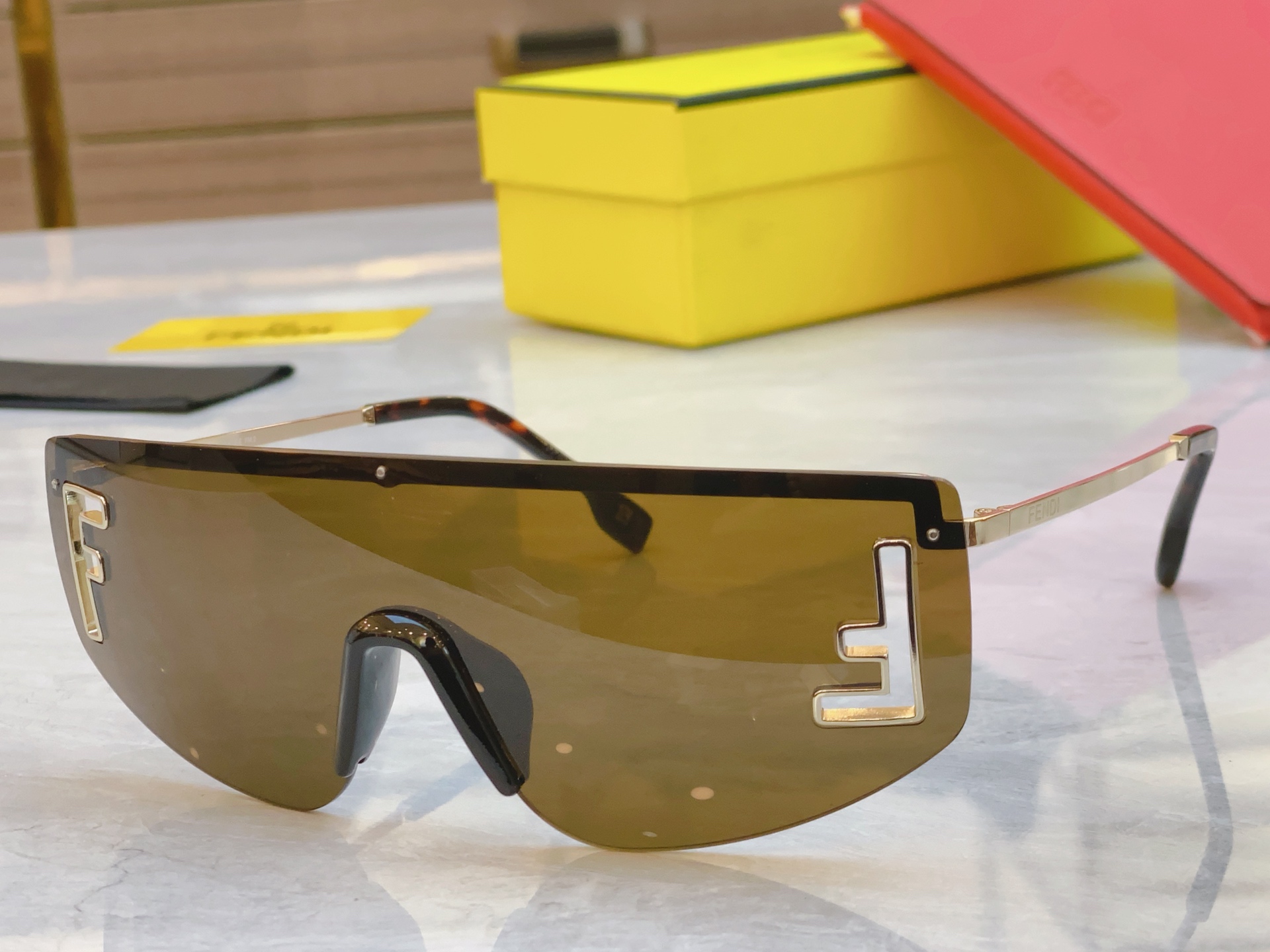 ，【FEN*】芬*迪新款太阳镜🕶️，
MODEL：FE40168U，SIZE：145口0-143