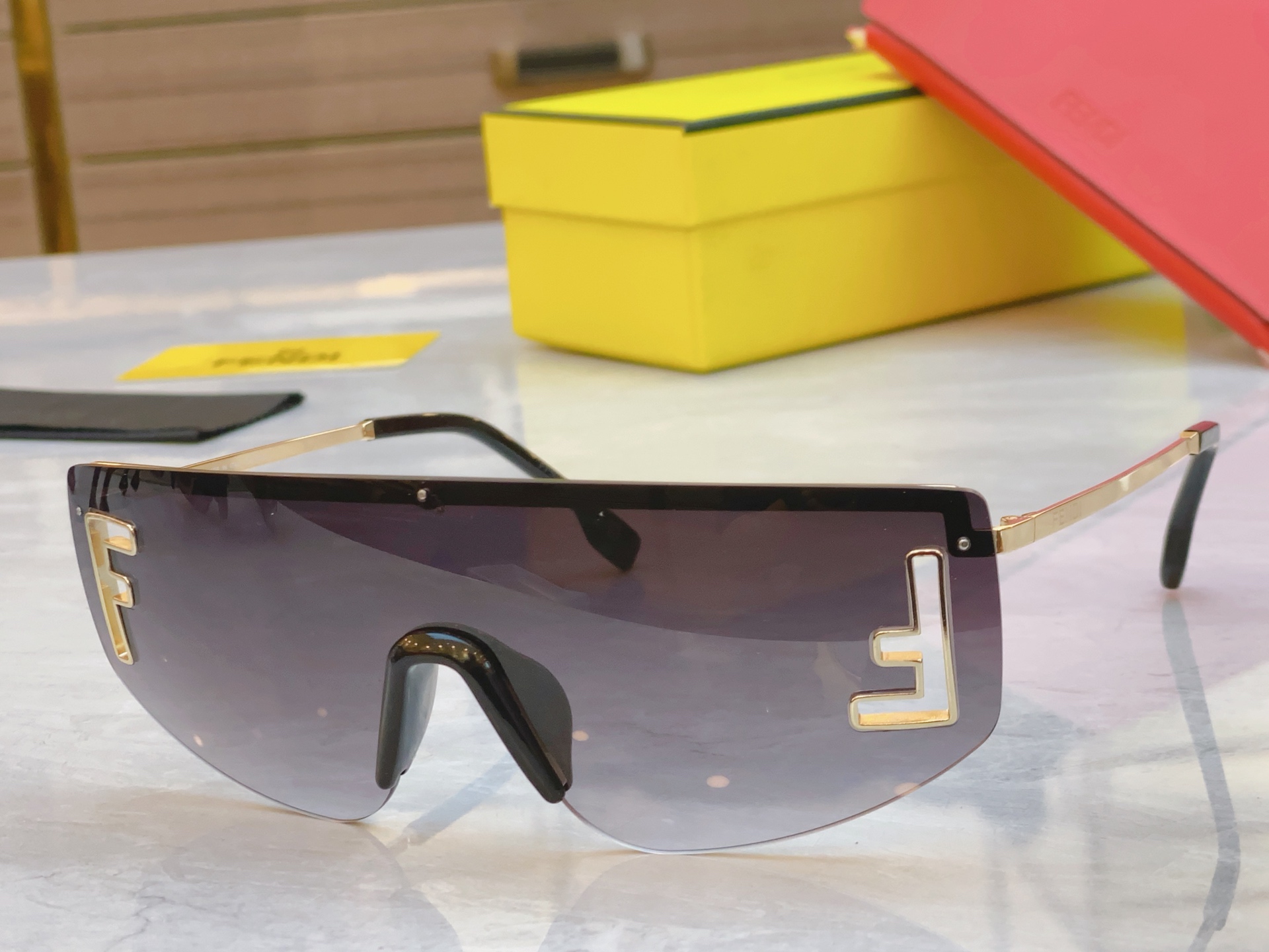 ，【FEN*】芬*迪新款太阳镜🕶️，
MODEL：FE40168U，SIZE：145口0-143