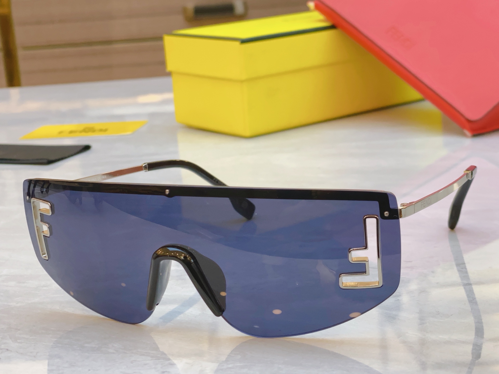 ，【FEN*】芬*迪新款太阳镜🕶️，
MODEL：FE40168U，SIZE：145口0-143