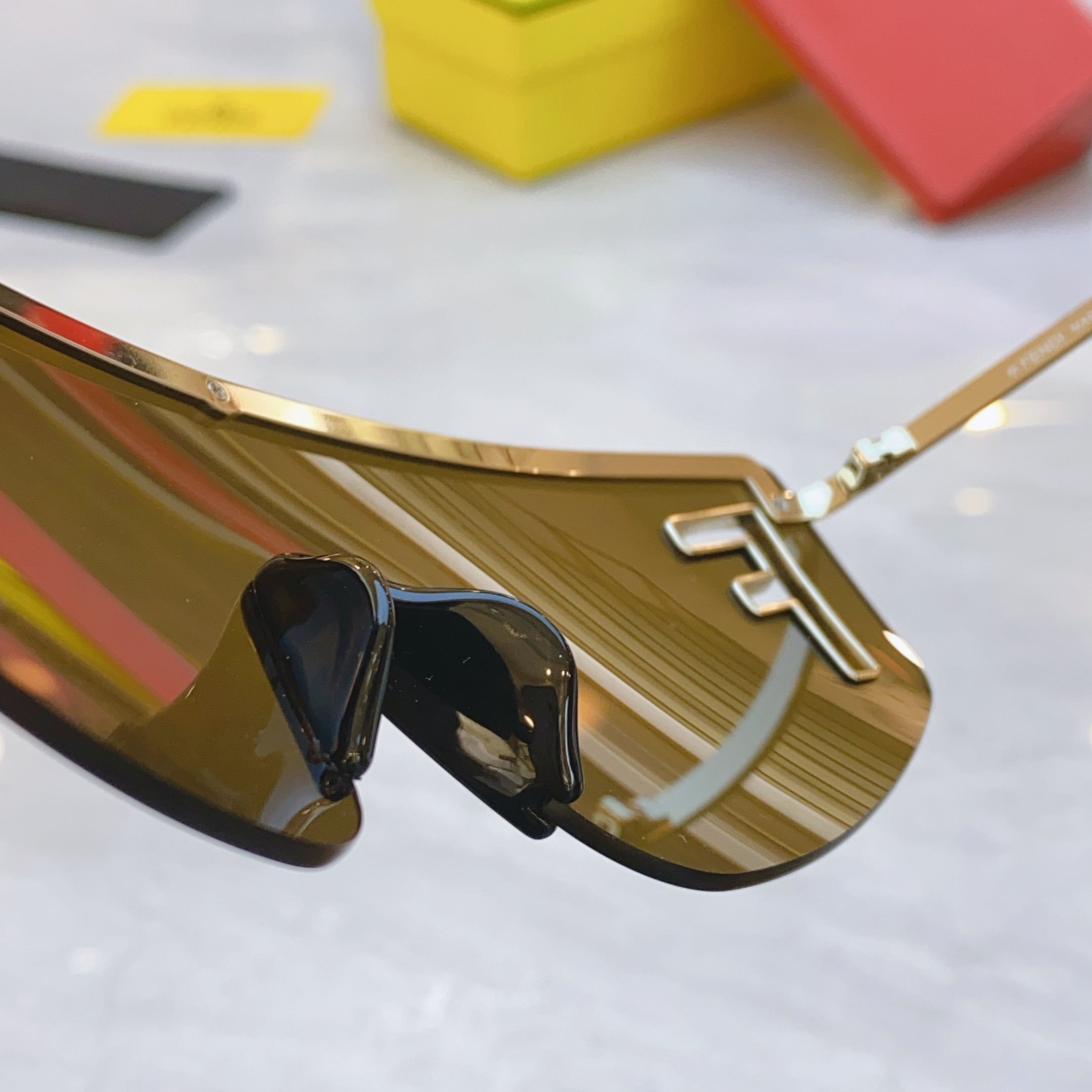 ，【FEN*】芬*迪新款太阳镜🕶️，
MODEL：FE40168U，SIZE：145口0-143