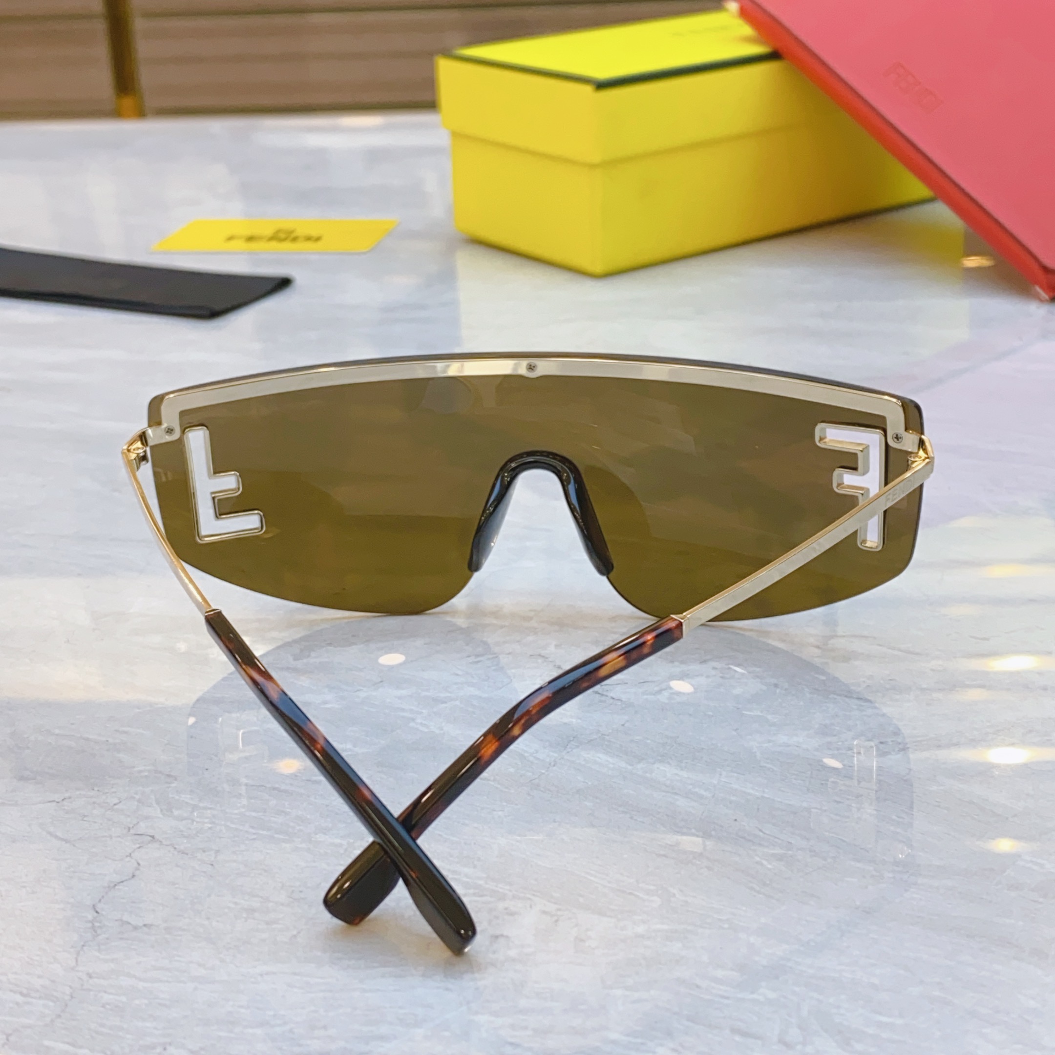 ，【FEN*】芬*迪新款太阳镜🕶️，
MODEL：FE40168U，SIZE：145口0-143