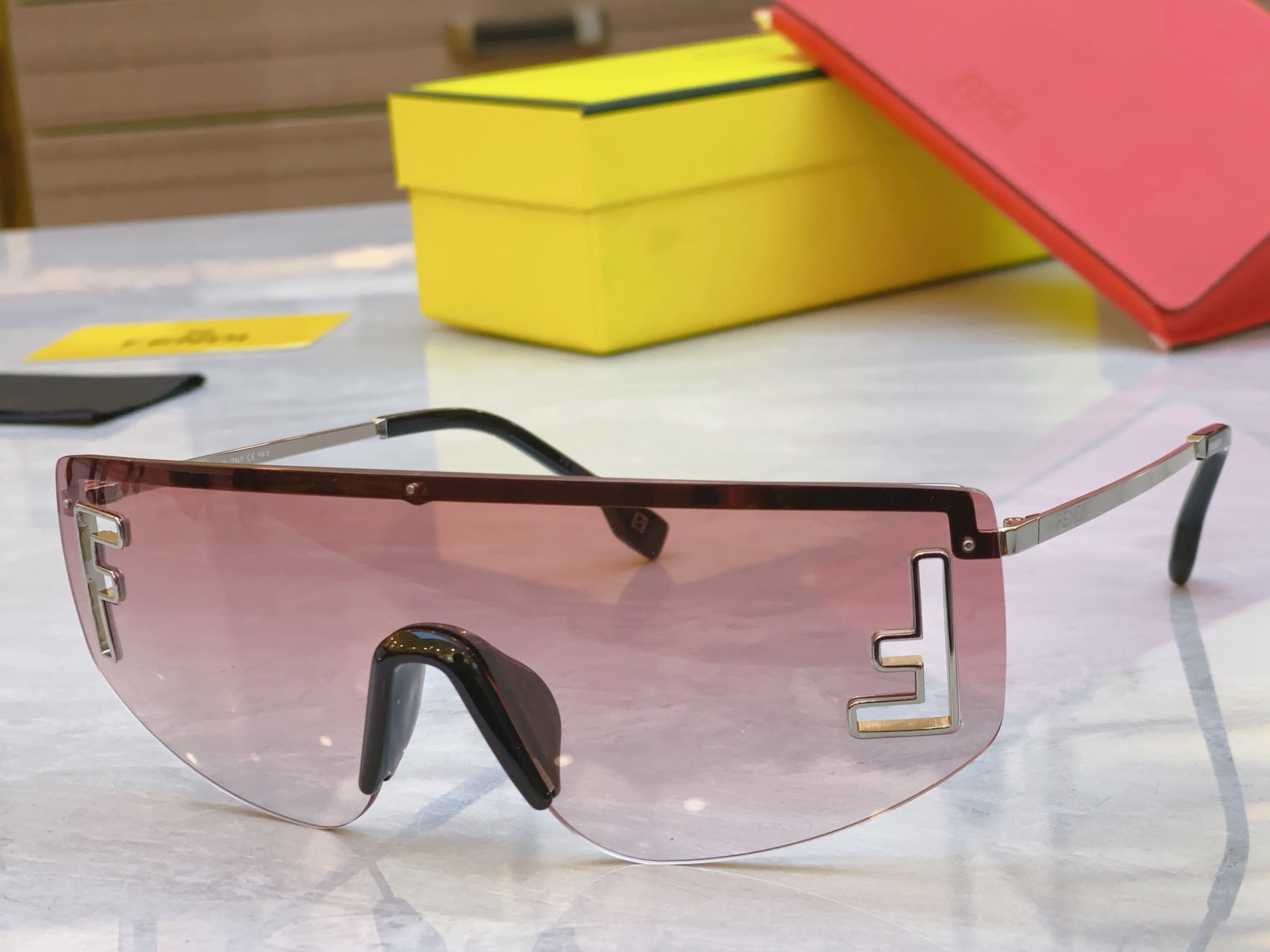 ，【FEN*】芬*迪新款太阳镜🕶️，
MODEL：FE40168U，SIZE：145口0-143