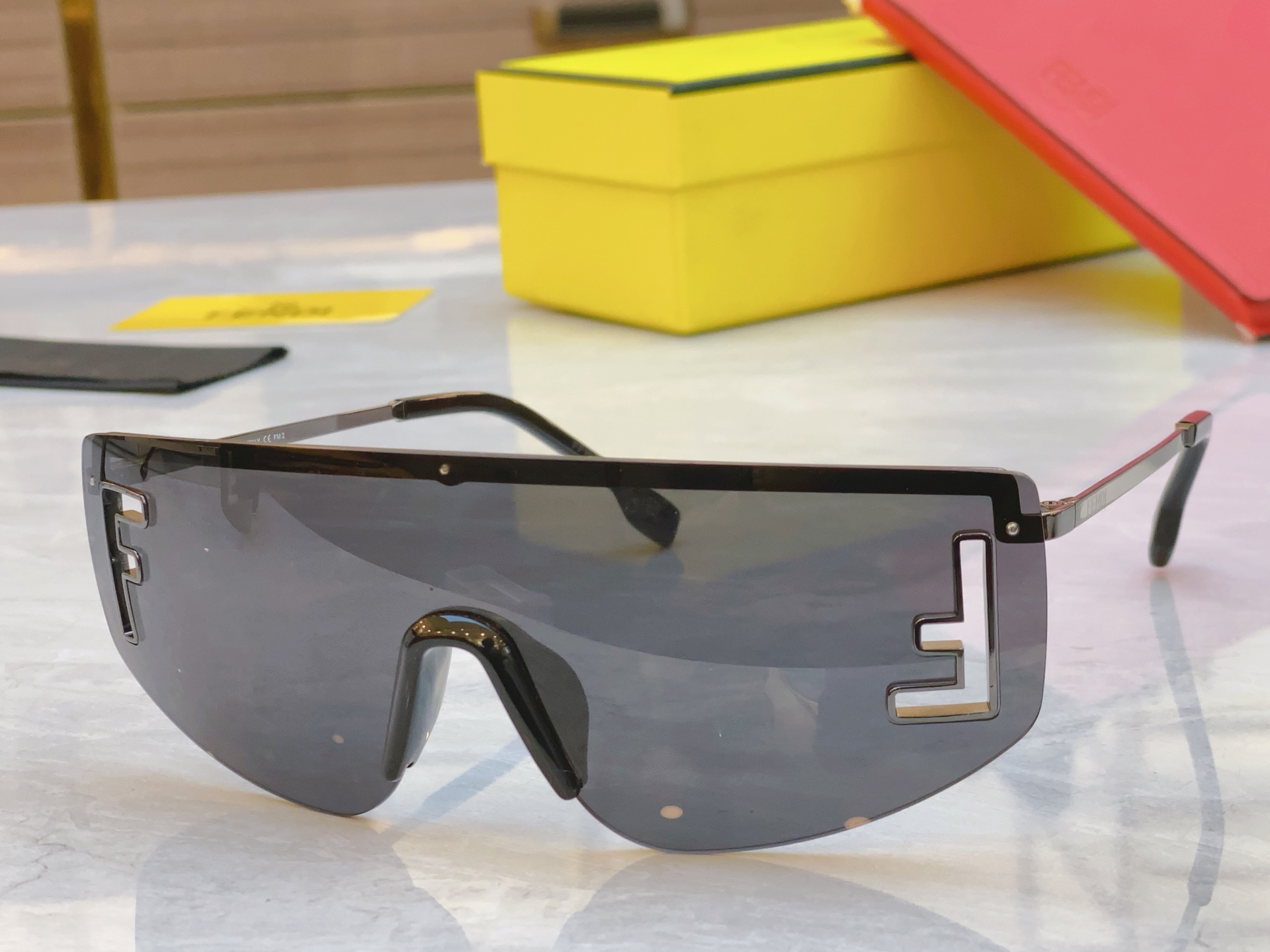 ，【FEN*】芬*迪新款太阳镜🕶️，
MODEL：FE40168U，SIZE：145口0-143