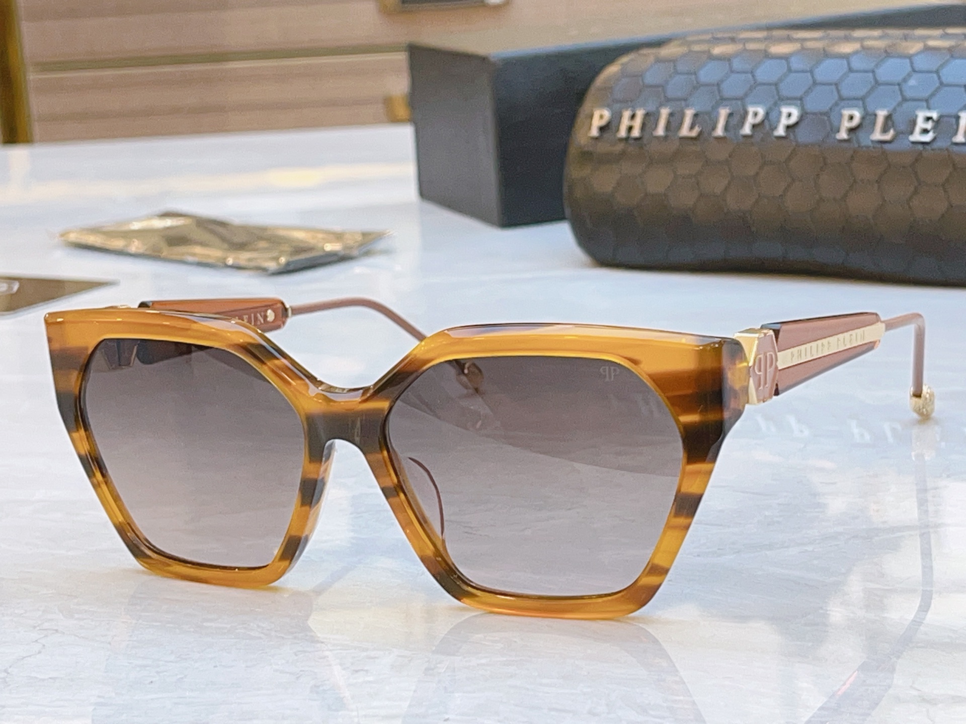 ，【PhiliPP Plei*】新款太阳镜，
Mod：VPS，Size：57口15-140