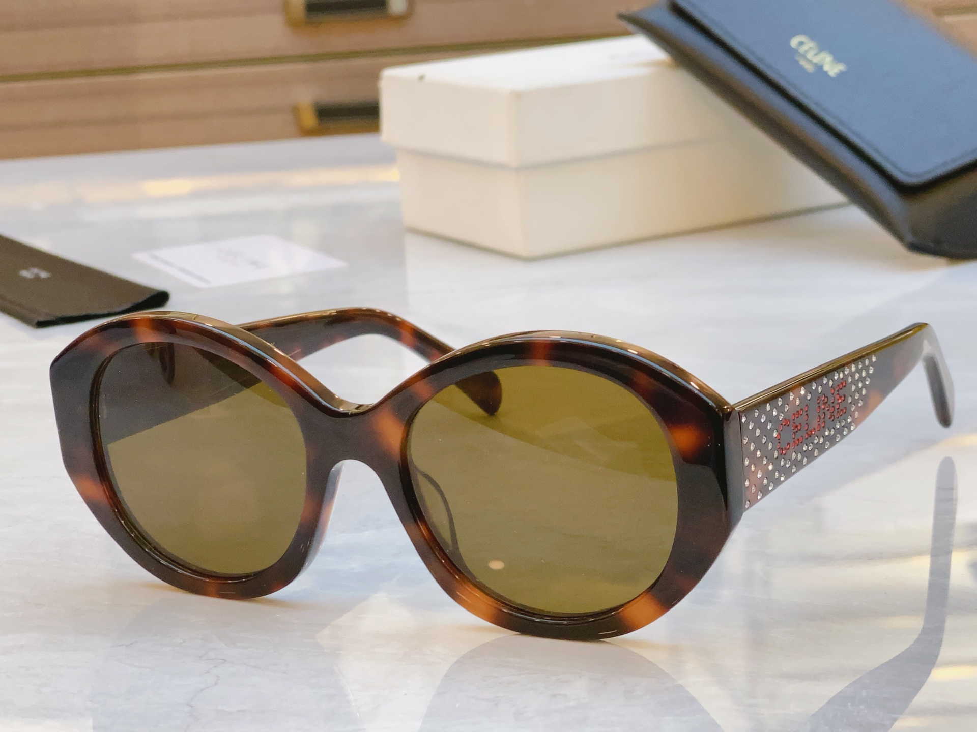 ，【CELIN*】赛*琳新款太阳镜， MODELCL4240IS，SIZE 54口20-145