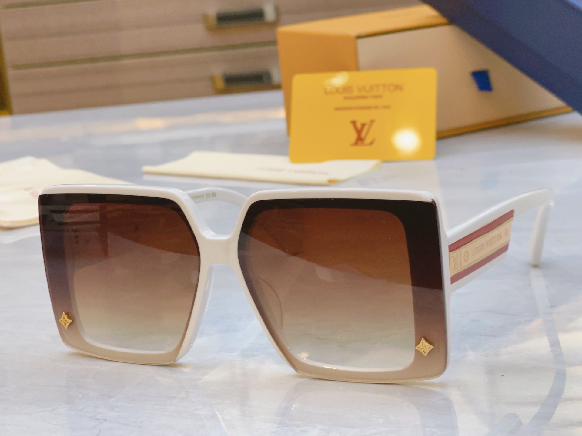 ，【LOUIS VUITTO*】路易*威登新款太阳镜，MODEL：Z6028E，SIZE：67口14-1