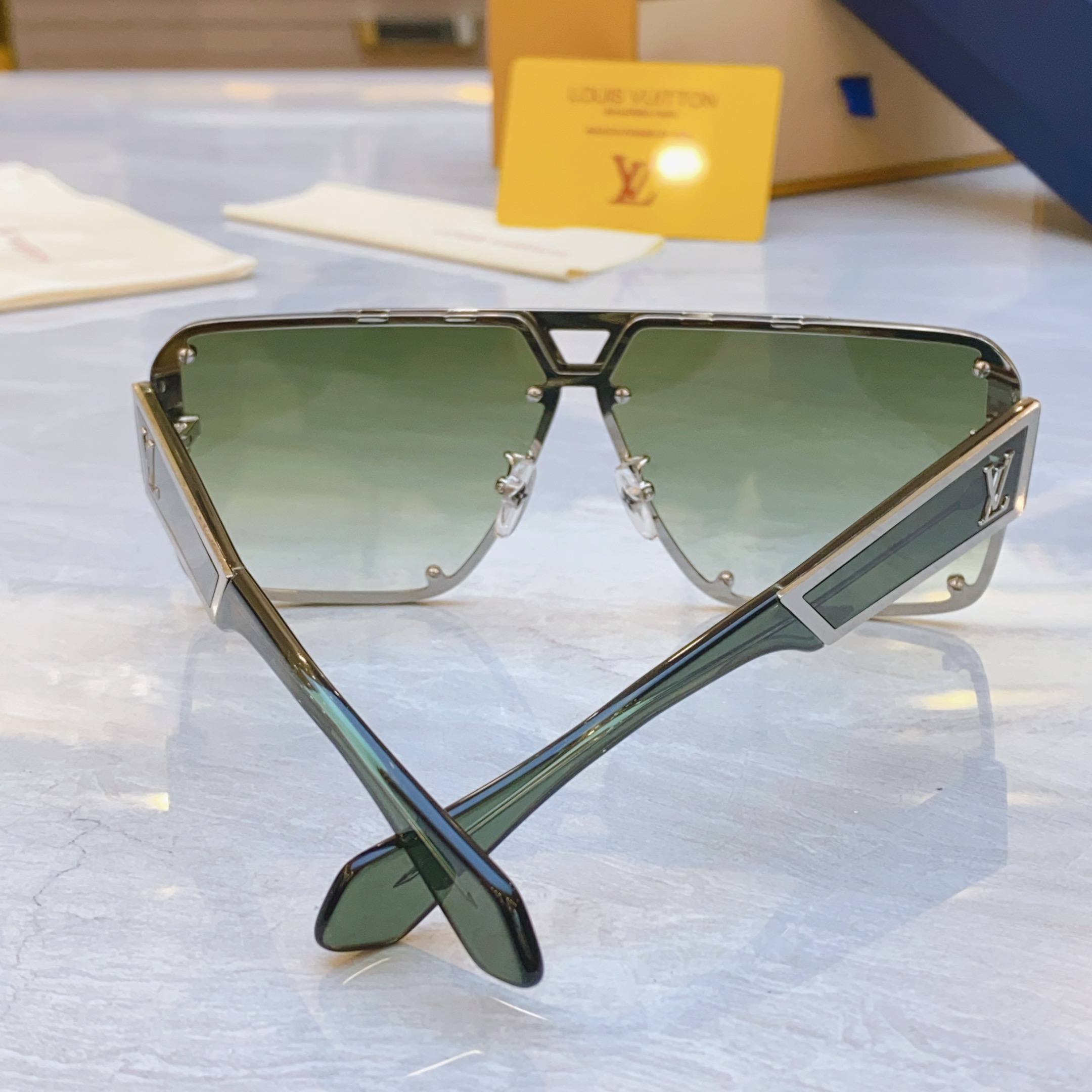 ，【LOUIS VUITTO*】路易*威登新款太阳镜，MODEL：Z2618U，SIZE：70口13-1