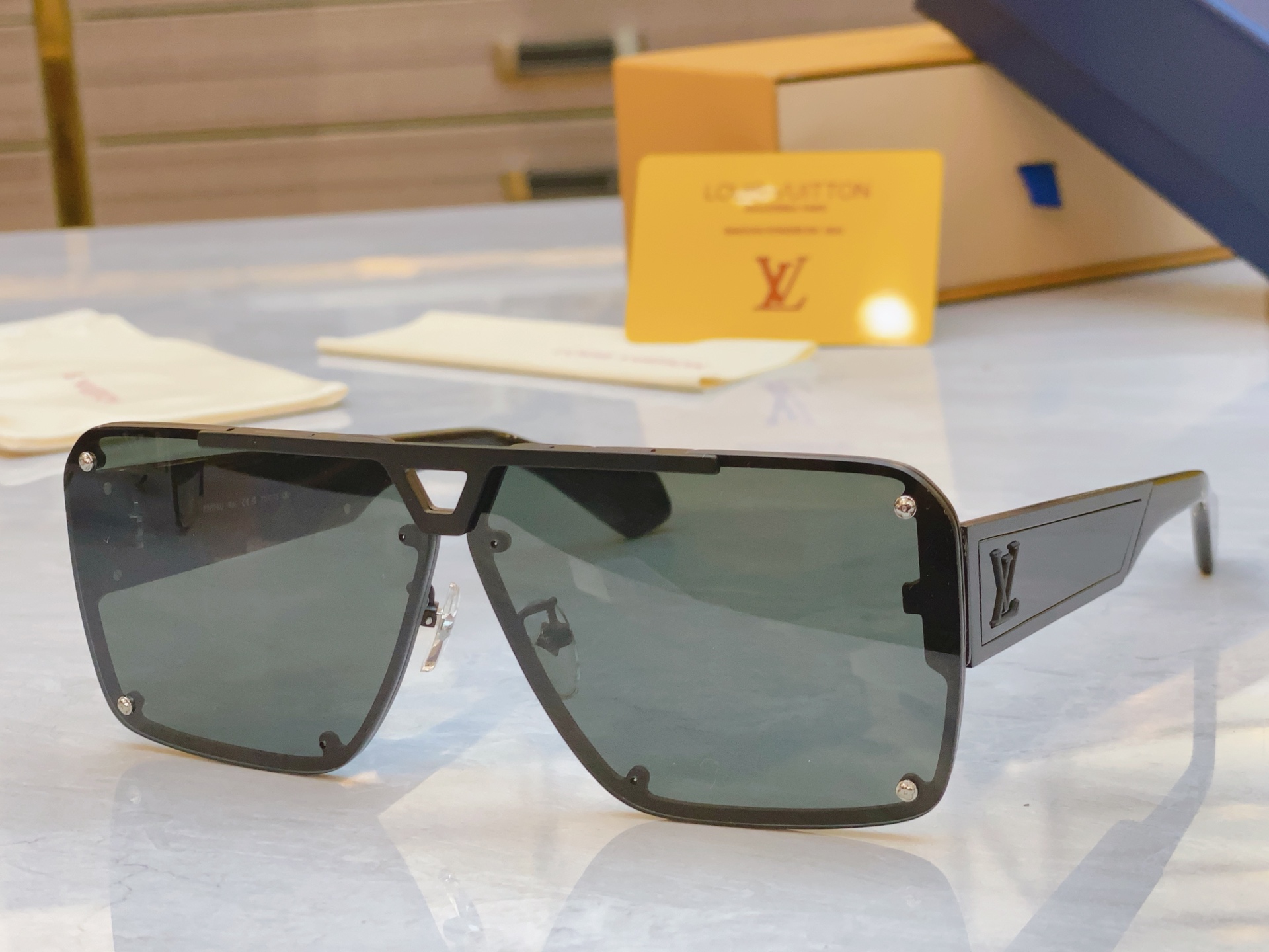 ，【LOUIS VUITTO*】路易*威登新款太阳镜，MODEL：Z2618U，SIZE：70口13-1