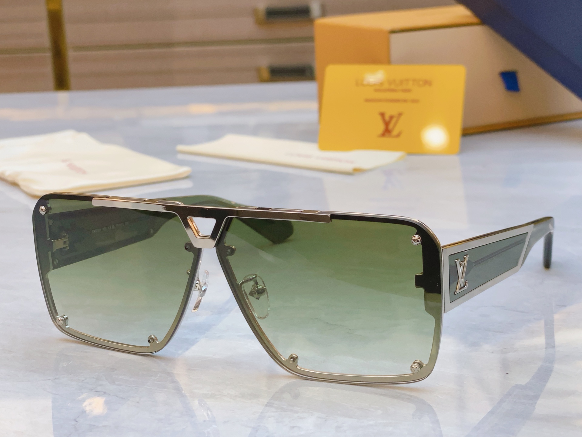 ，【LOUIS VUITTO*】路易*威登新款太阳镜，MODEL：Z2618U，SIZE：70口13-1