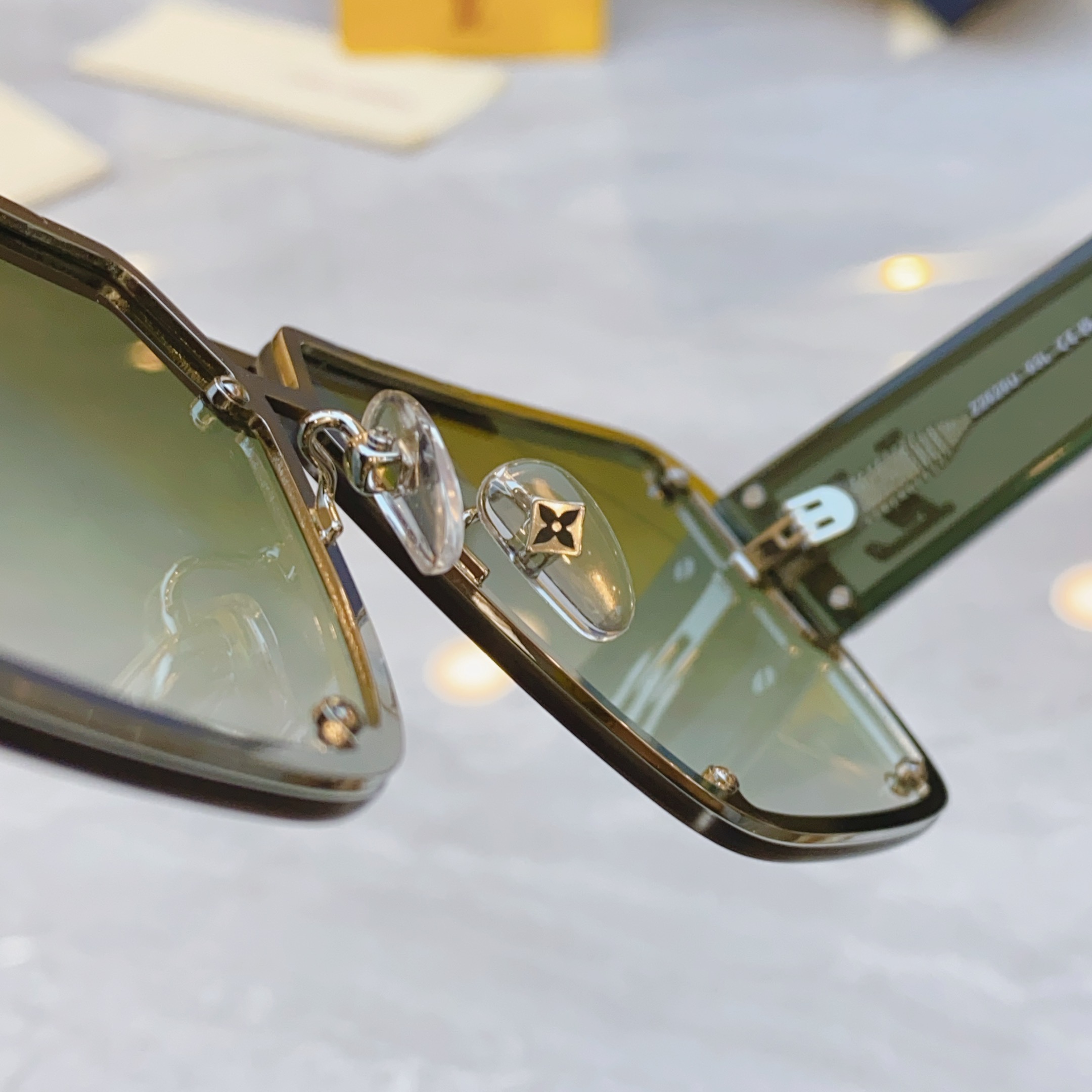 ，【LOUIS VUITTO*】路易*威登新款太阳镜，MODEL：Z2618U，SIZE：70口13-1