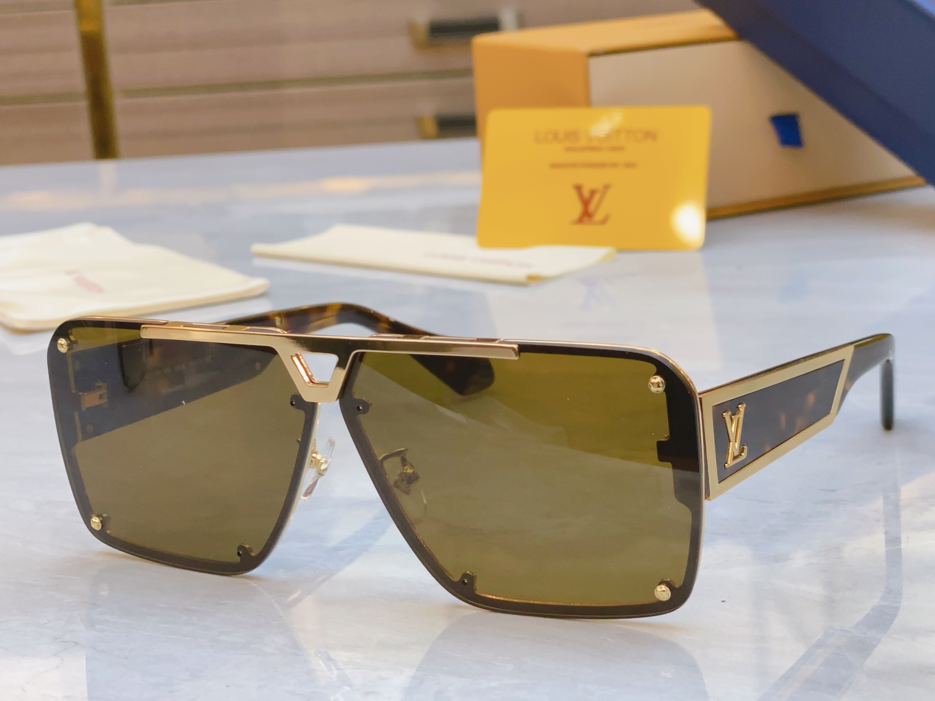 ，【LOUIS VUITTO*】路易*威登新款太阳镜，MODEL：Z2618U，SIZE：70口13-1
