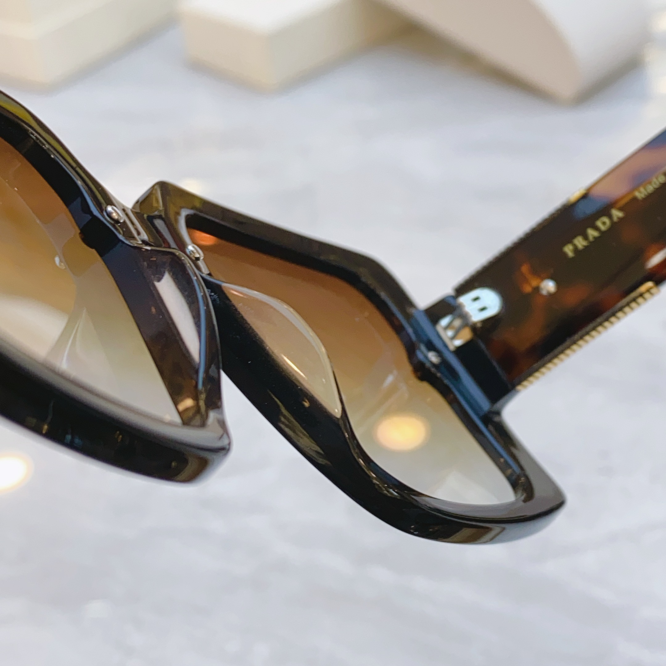 ，【PRAD*】普拉*达新款太阳镜，MODEL：PR 136，SIZE：60口10-142
