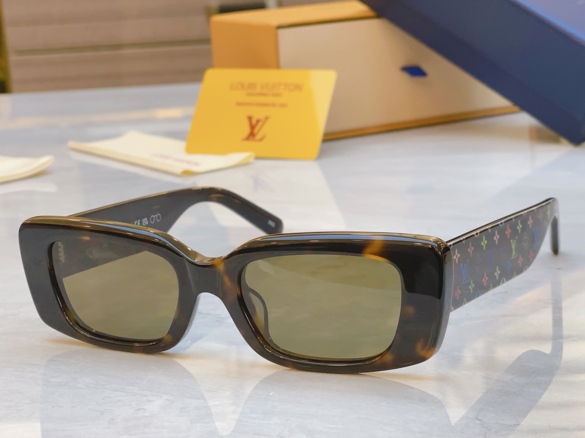 ，【LOUIS VUITTO*】路易*威登新款太阳镜，MODEL：Z2709W，SIZE：51口20-1