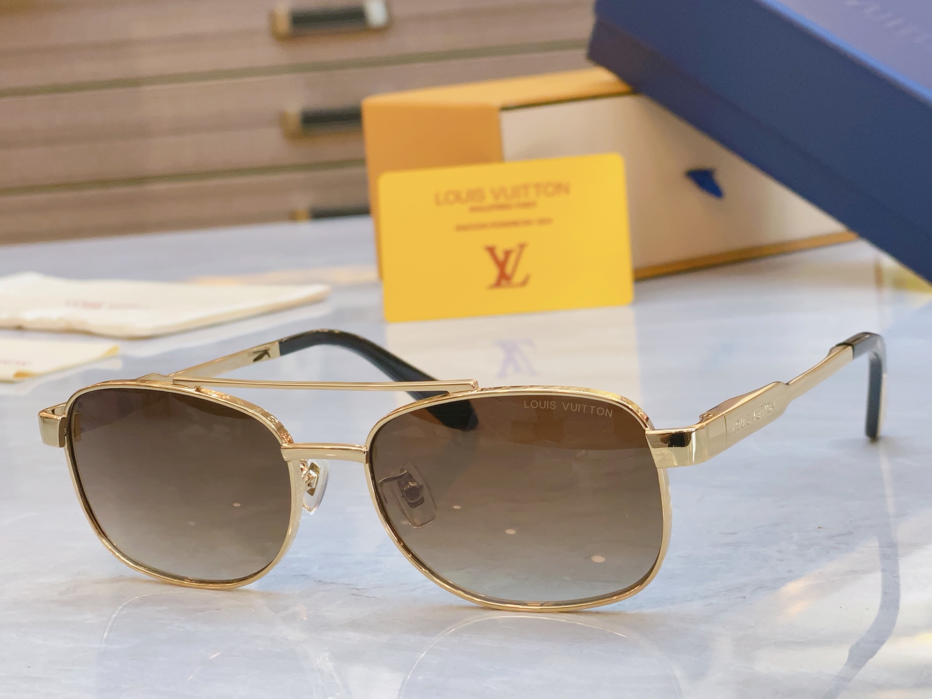 Louis Vuitton Z2270U Gold-Tone Metal Frame Sunglasses With Brown Gradient Lenses