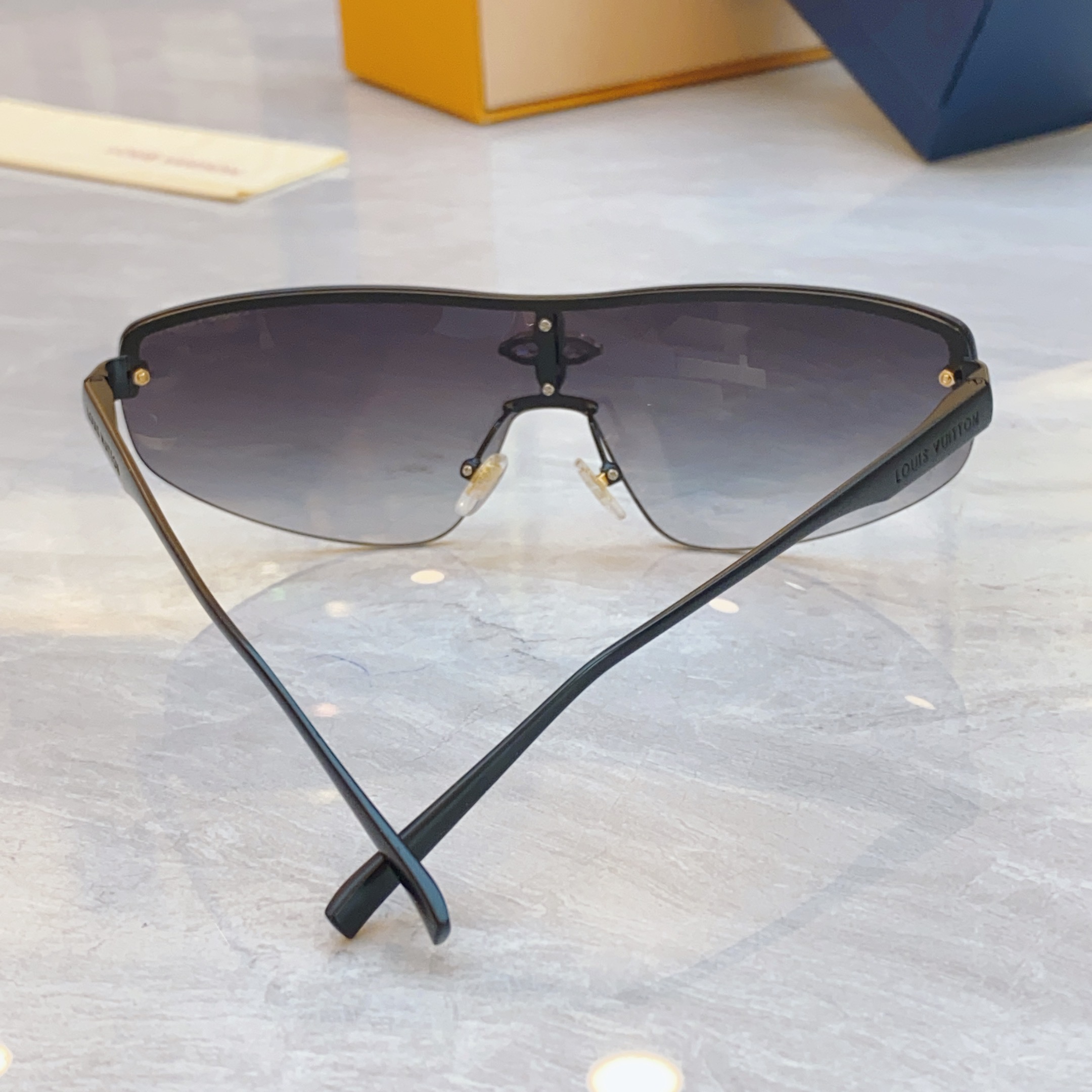 ，【LOUIS VUITTO*】路易*威登新款太阳镜，MODEL：Z2064U，SIZE：138口0-1