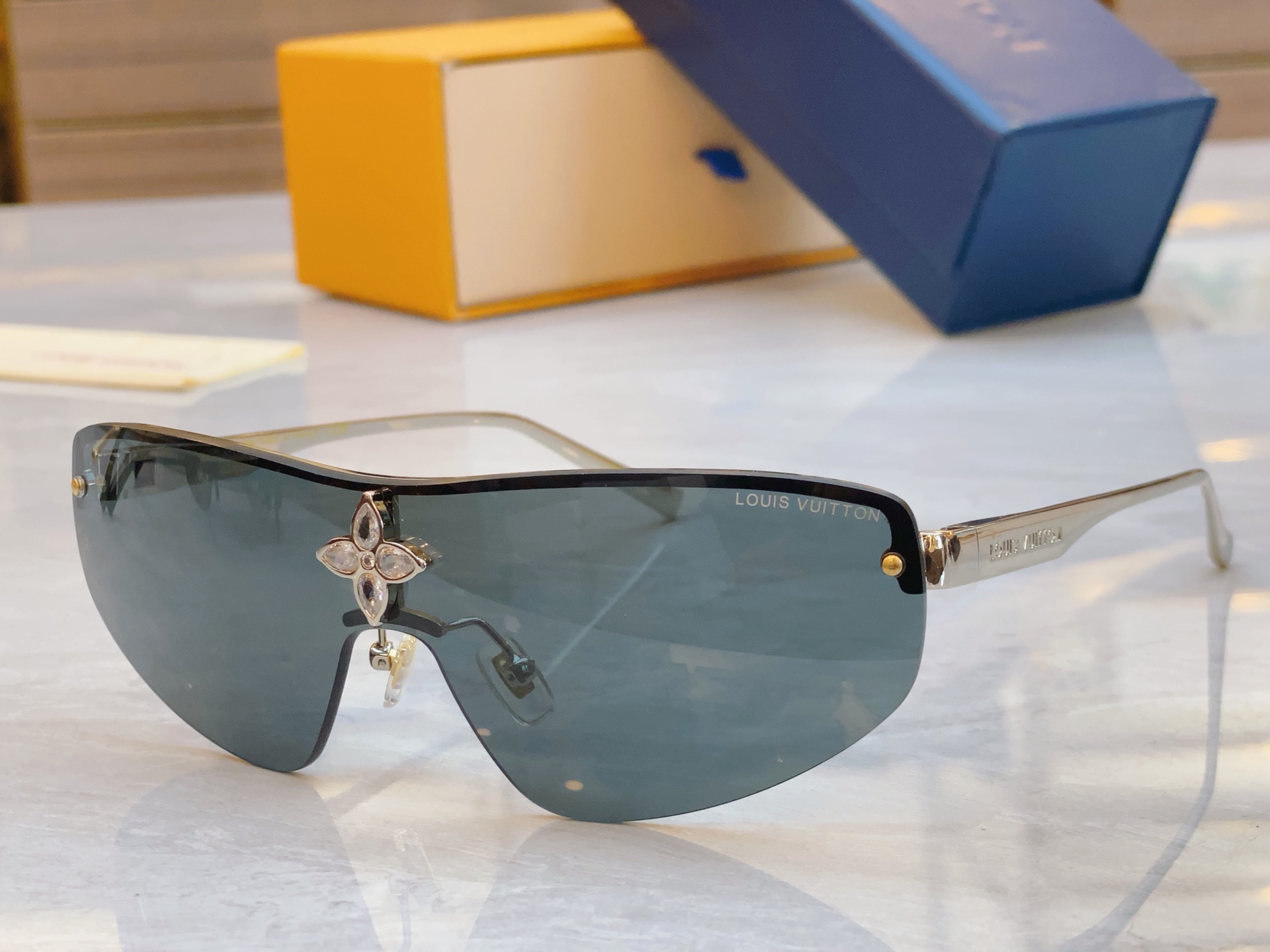 ，【LOUIS VUITTO*】路易*威登新款太阳镜，MODEL：Z2064U，SIZE：138口0-1