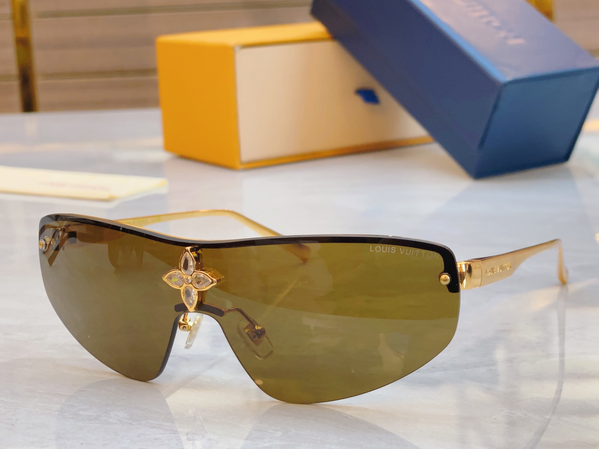 ，【LOUIS VUITTO*】路易*威登新款太阳镜，MODEL：Z2064U，SIZE：138口0-1