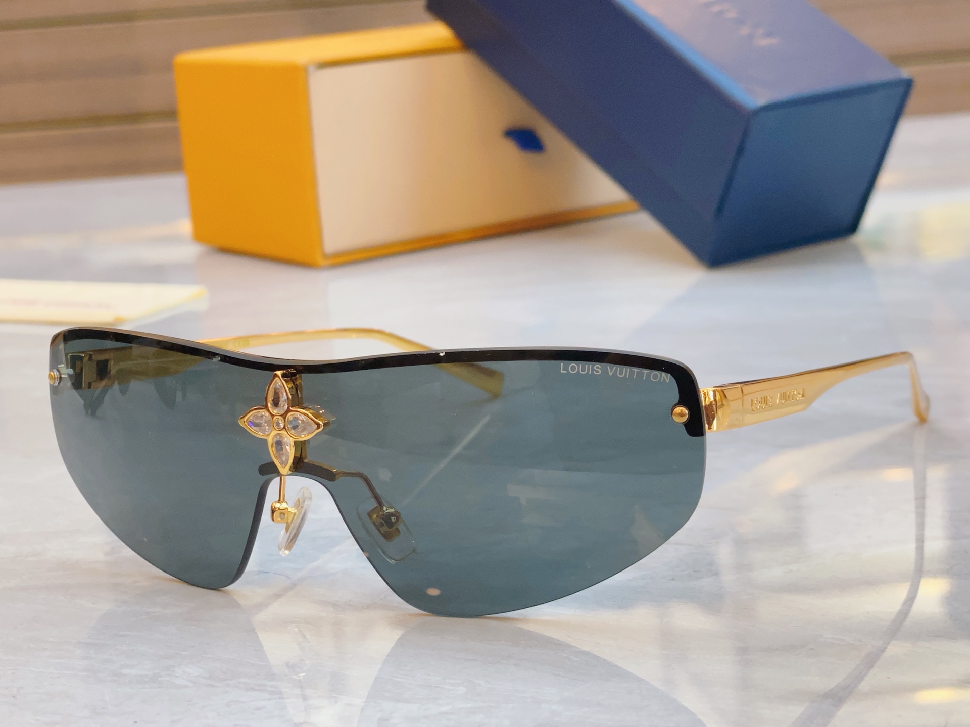 ，【LOUIS VUITTO*】路易*威登新款太阳镜，MODEL：Z2064U，SIZE：138口0-1